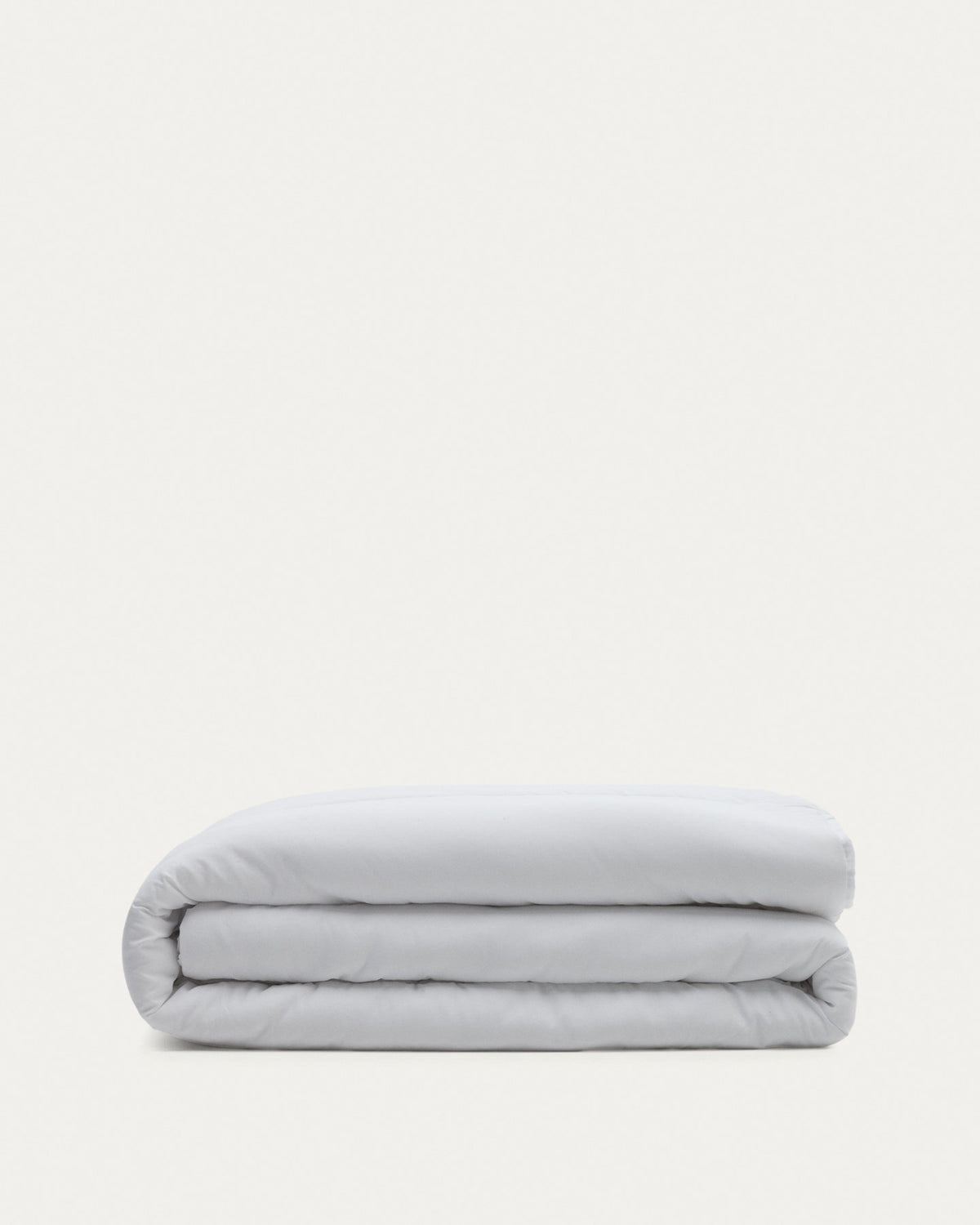 Bettdecke Mistral aus Mikrofaser (250 g/m²) für 135/150-cm-Betten – hergestellt in Spanien in Weiss präsentiert im Onlineshop von KAQTU Design AG. Duvetbezug ist von Kave Home