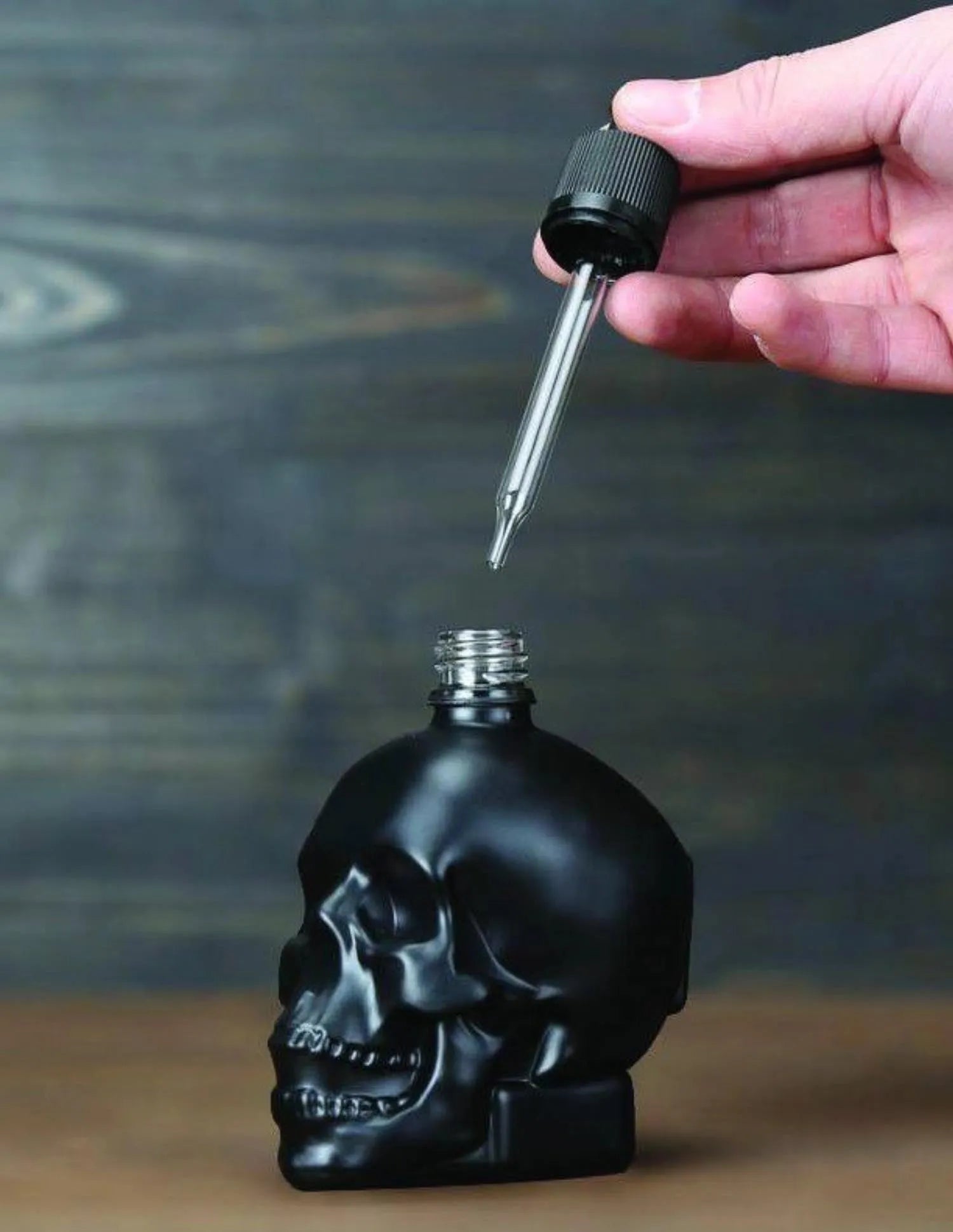 Elegante schwarze 30ml Pipettenflasche in Schädel-Design von Sambonet, ideal für präzises Dosieren von Flüssigkeiten.