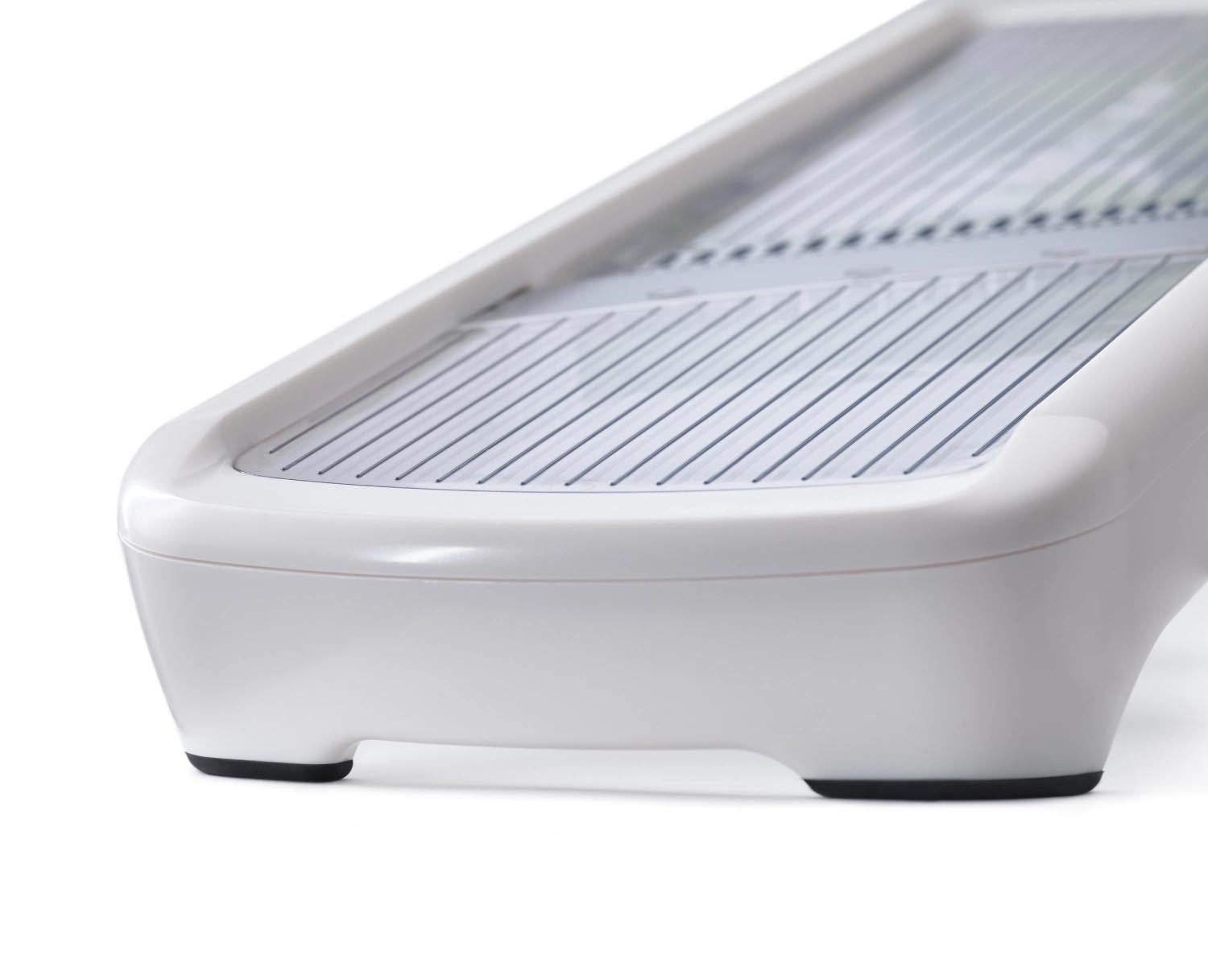 Die Multi-Grip Mandoline Plus von Joseph Joseph bietet präzises Schneiden und Raspeln, ideal für vielseitige Küchenanwendungen.