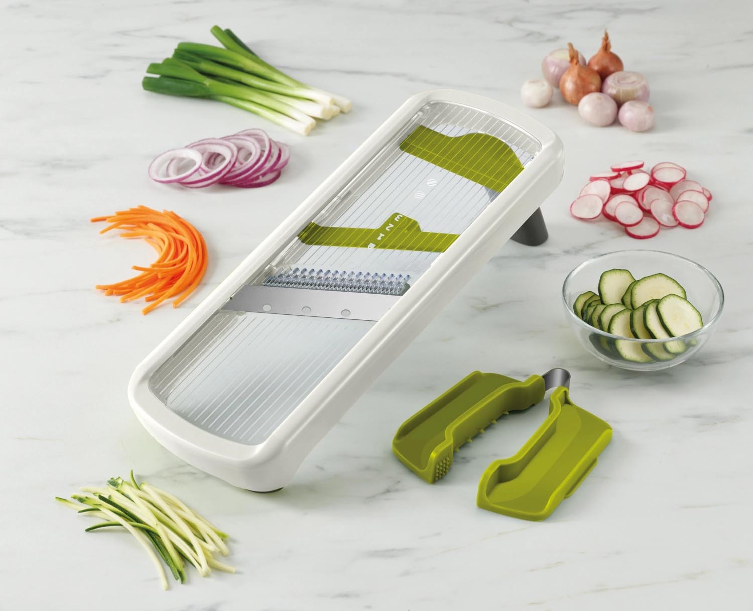 Die Multi-Grip Mandoline Plus von Joseph Joseph ermöglicht präzises Schneiden und ist perfekt für vielseitige Küchenanwendungen.