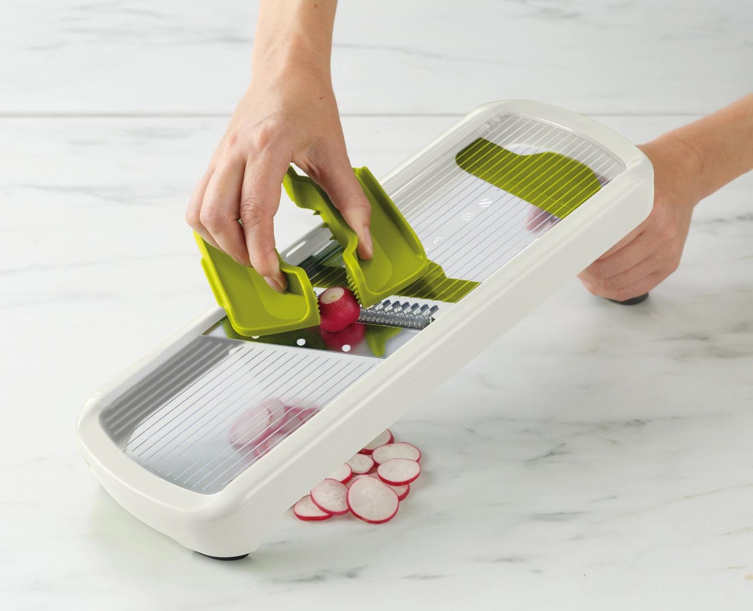Die Multi-Grip Mandoline Plus von Joseph Joseph bietet präzises Schneiden und ist ideal für kreative Küchenprojekte.