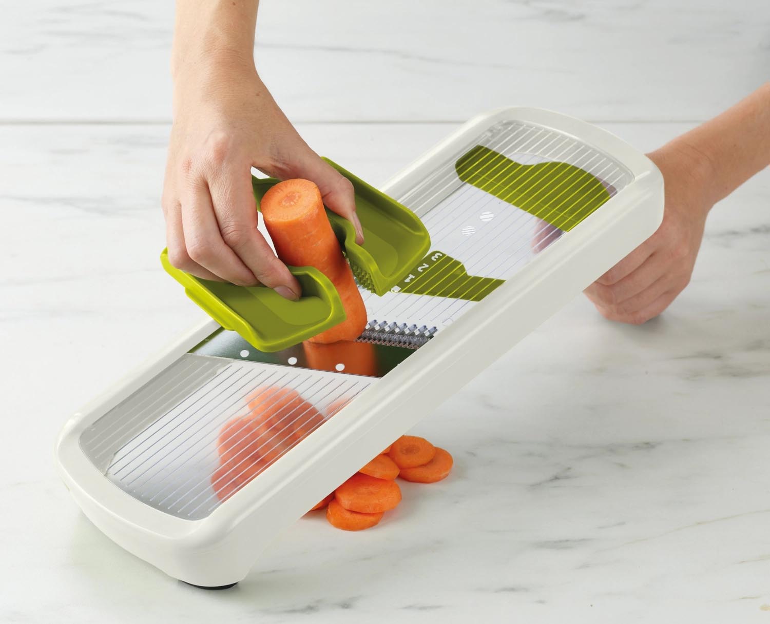Die Multi-Grip Mandoline Plus von Joseph Joseph ermöglicht präzises Schneiden und ist perfekt für vielseitige Küchenideen.