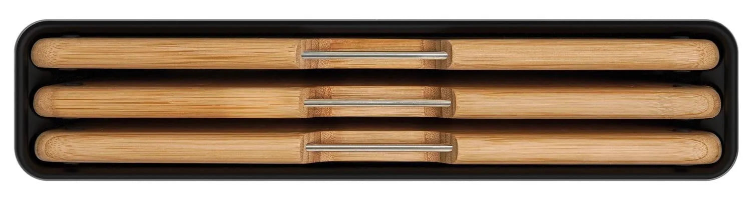 Stilvolles 3-teiliges Schneidebrett-Set aus Bambus und Edelstahl von Joseph Joseph, perfekt für hygienisches Kochen.