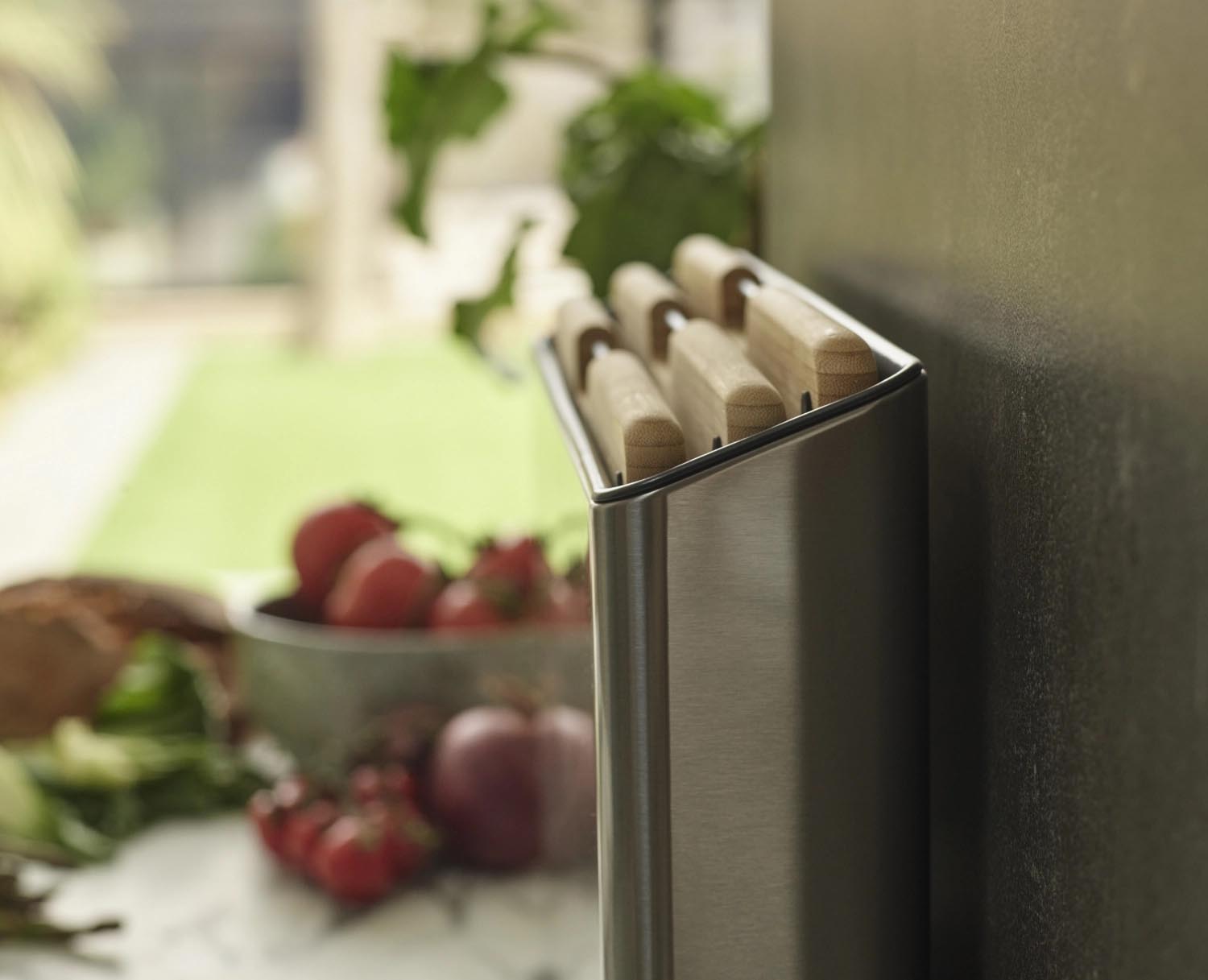 Stilvolles 3-teiliges Schneidebrett-Set aus Bambus und Edelstahl von Joseph Joseph, perfekt für hygienisches und modernes Kochen.