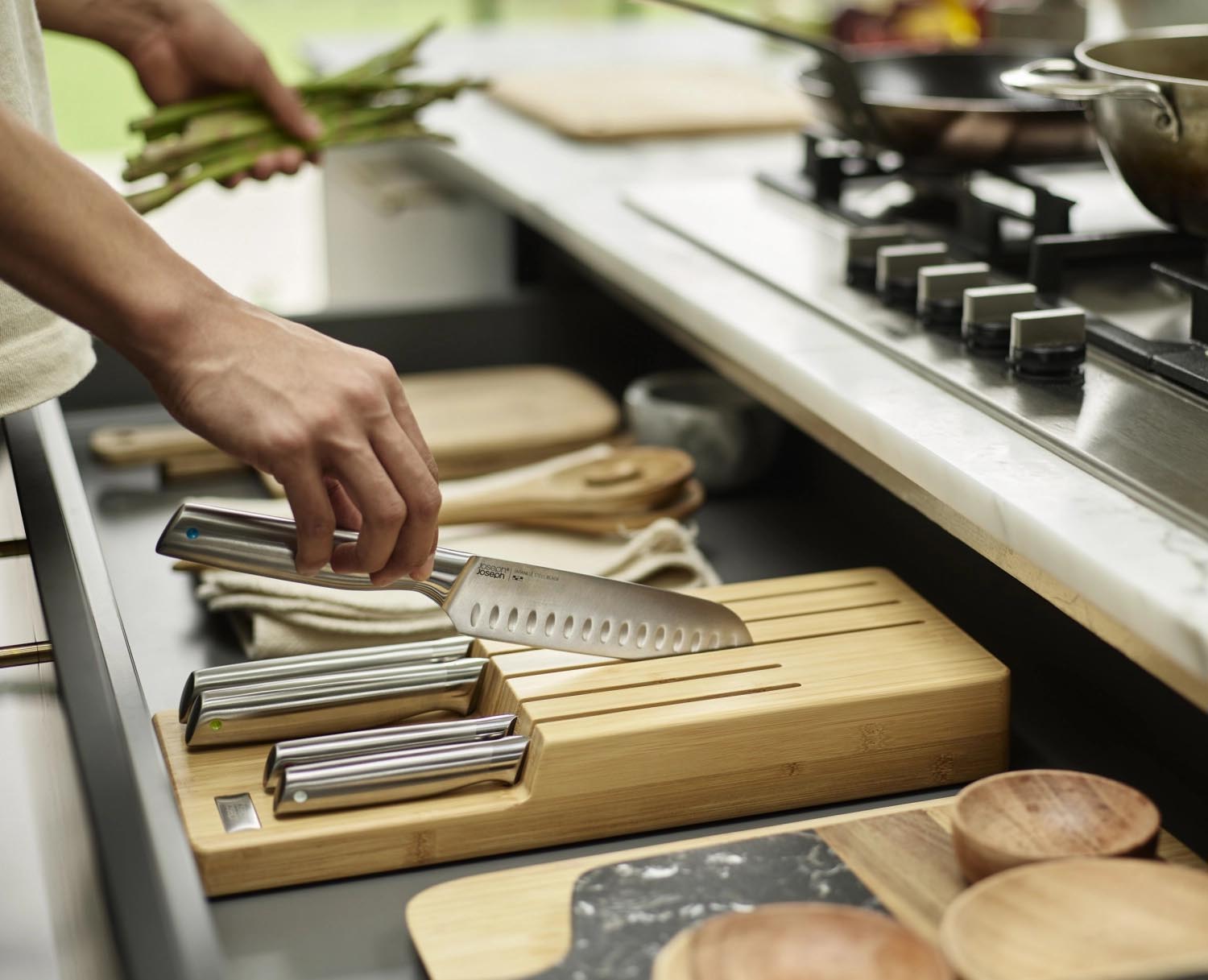Eleganter Bambusblock mit 5 Edelstahlmessern von Joseph Joseph, perfekt für stilvolle und funktionale Kücheneinrichtungen.