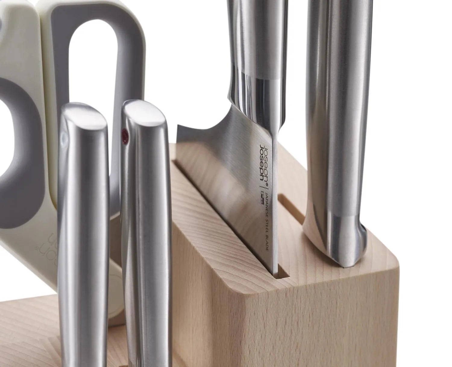 Ein modernes Set aus 5 Messern und Schere mit innovativer Funktionalität, perfekt für präzises Arbeiten in der Küche.