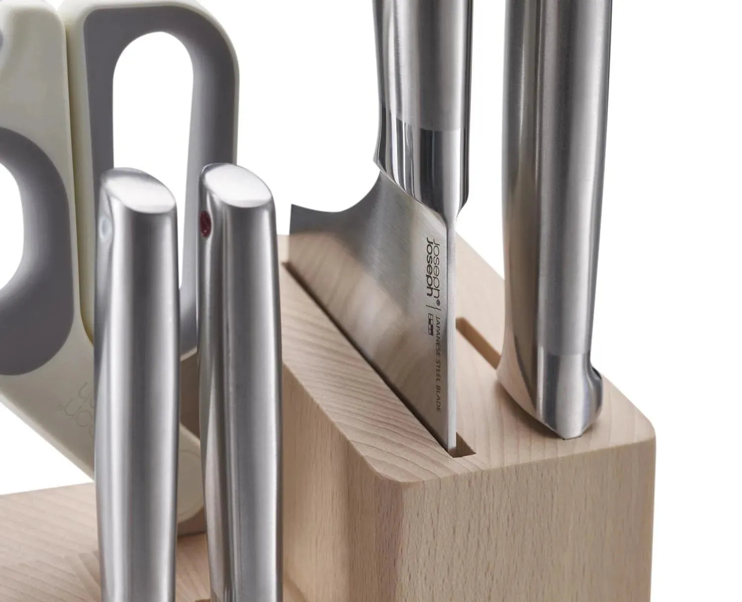 Ein modernes Set aus 5 Messern und Schere mit innovativer Funktionalität, perfekt für präzises Arbeiten in der Küche.