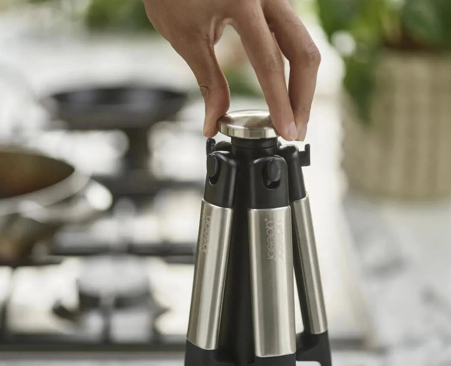 Das Joseph Joseph Elevate Karussell enthält 5 stilvolle Küchenhelfer aus Silikon und Stahl, ideal für eine moderne Küchenausstattung.