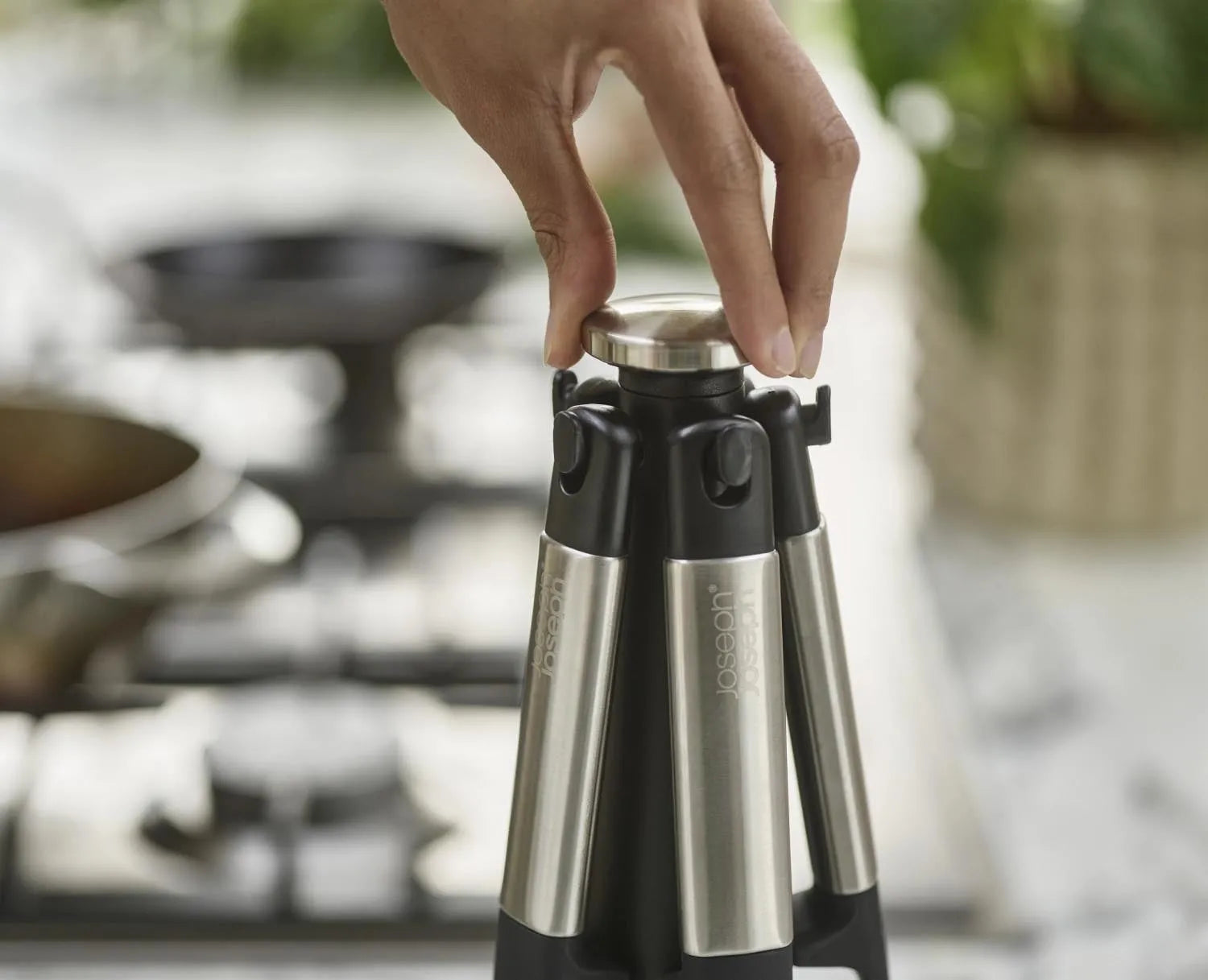 Das Joseph Joseph Elevate Karussell enthält 5 stilvolle Küchenhelfer aus Silikon und Stahl, ideal für eine moderne Küchenausstattung.