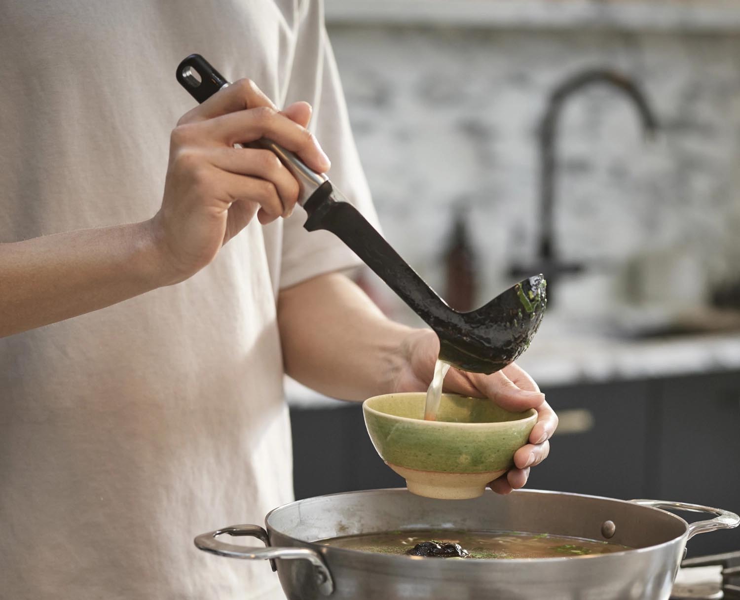 Das Elevate Karussell von Joseph Joseph bietet 5 hochwertige Küchenhelfer aus Silikon und Stahl, perfekt für stilvolles Kochen.