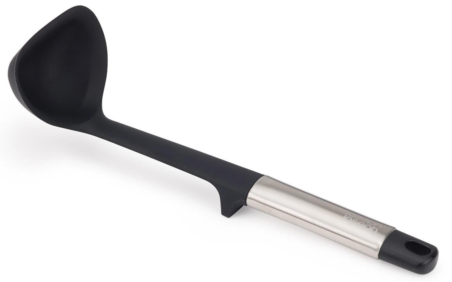 Elevate Silikon Schöpflöffel Stahl in Schwarz präsentiert im Onlineshop von KAQTU Design AG. Kochbesteck ist von Joseph Joseph