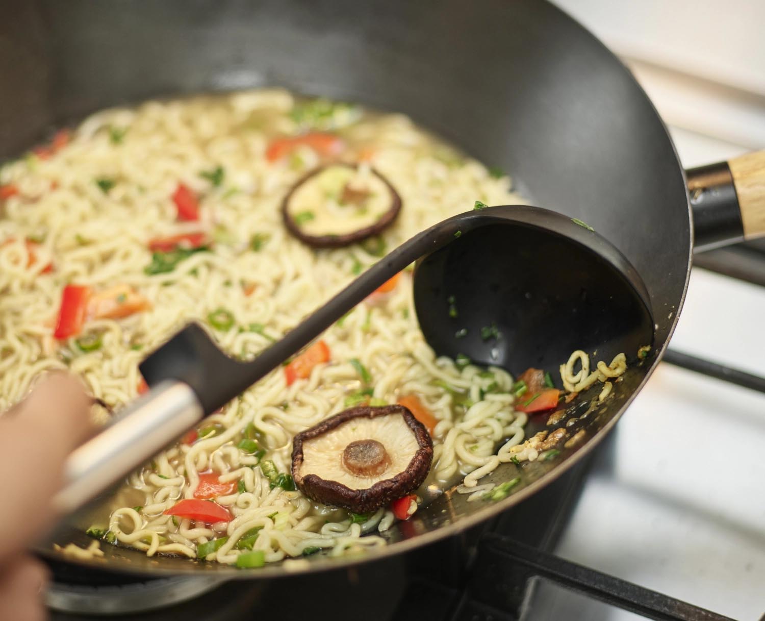 Eleganter Silikon-Schöpflöffel mit Edelstahlgriff, perfekt für präzises Servieren und vielseitige Einsätze in der Küche.