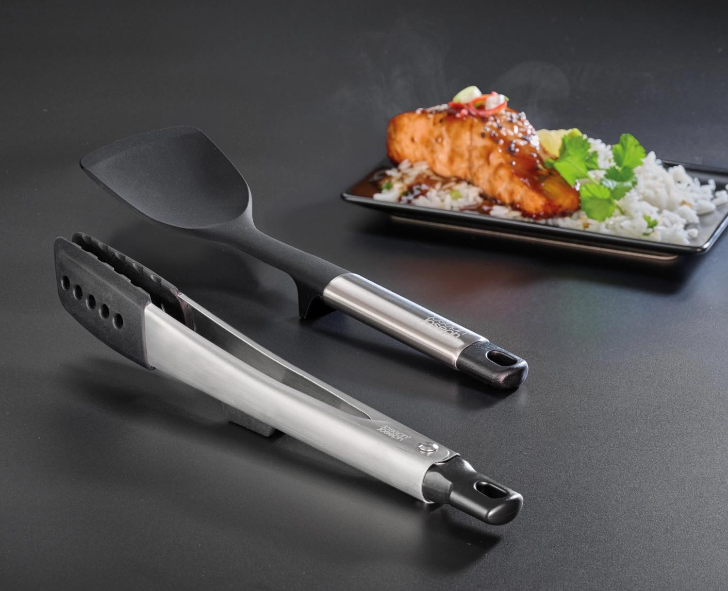 Stilvolles 3-teiliges Silikon-Küchenhelfer-Set mit Ständer, ideal für sauberes Kochen, von Joseph Joseph.