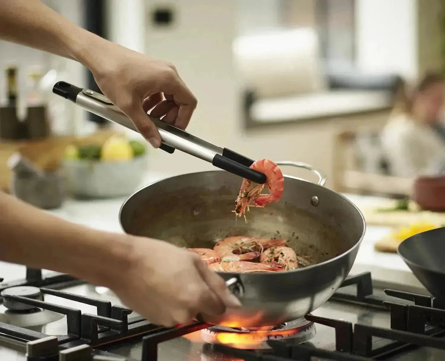 Die Elevate Fusion Präzisionszange von Joseph Joseph bietet innovative Funktionalität und stilvolles Design für präzises Kochen.