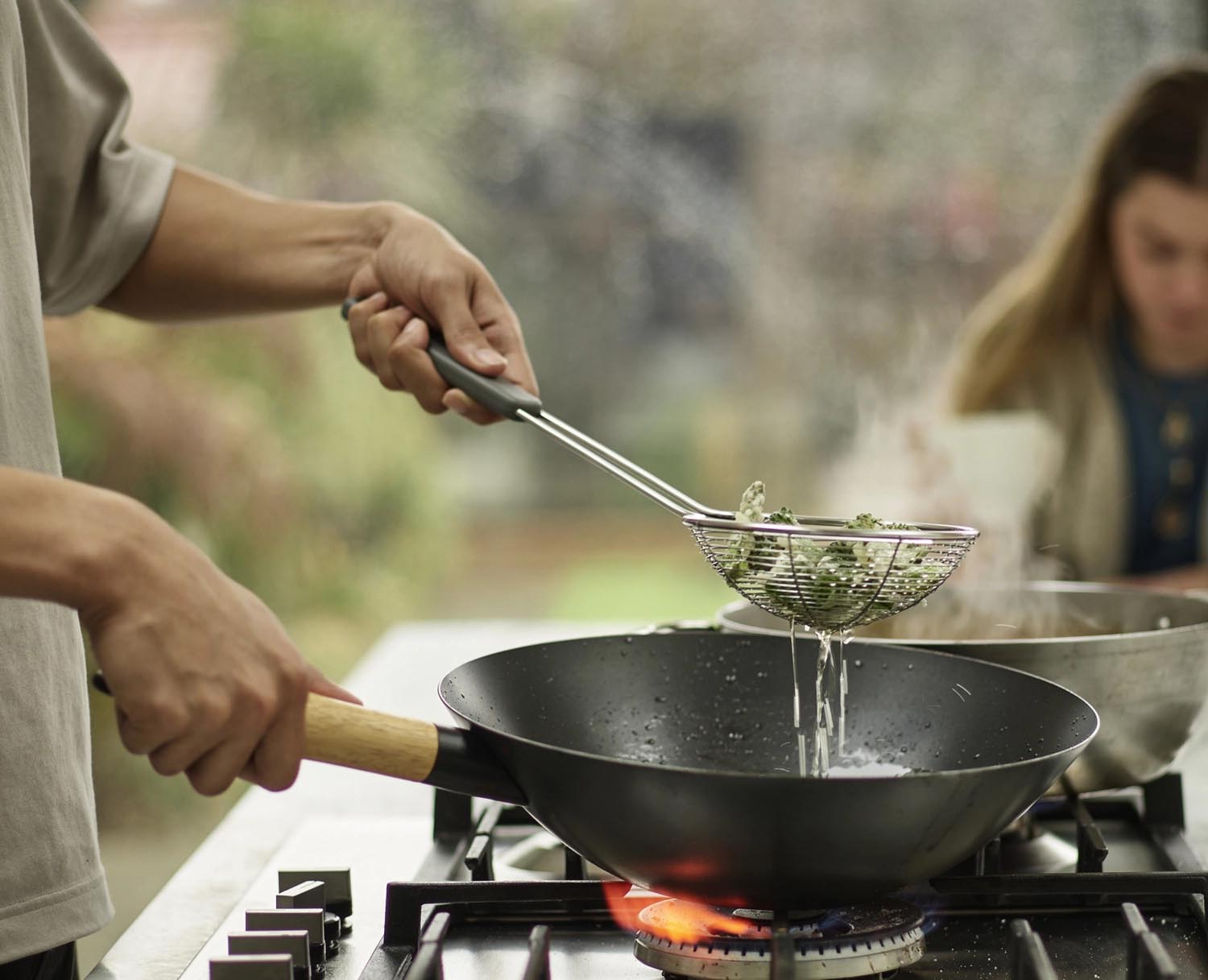 Kompaktes 3er Wok-Set von Joseph Joseph, stapelbar und stilvoll, perfekt für kreatives Kochen in begrenztem Raum.