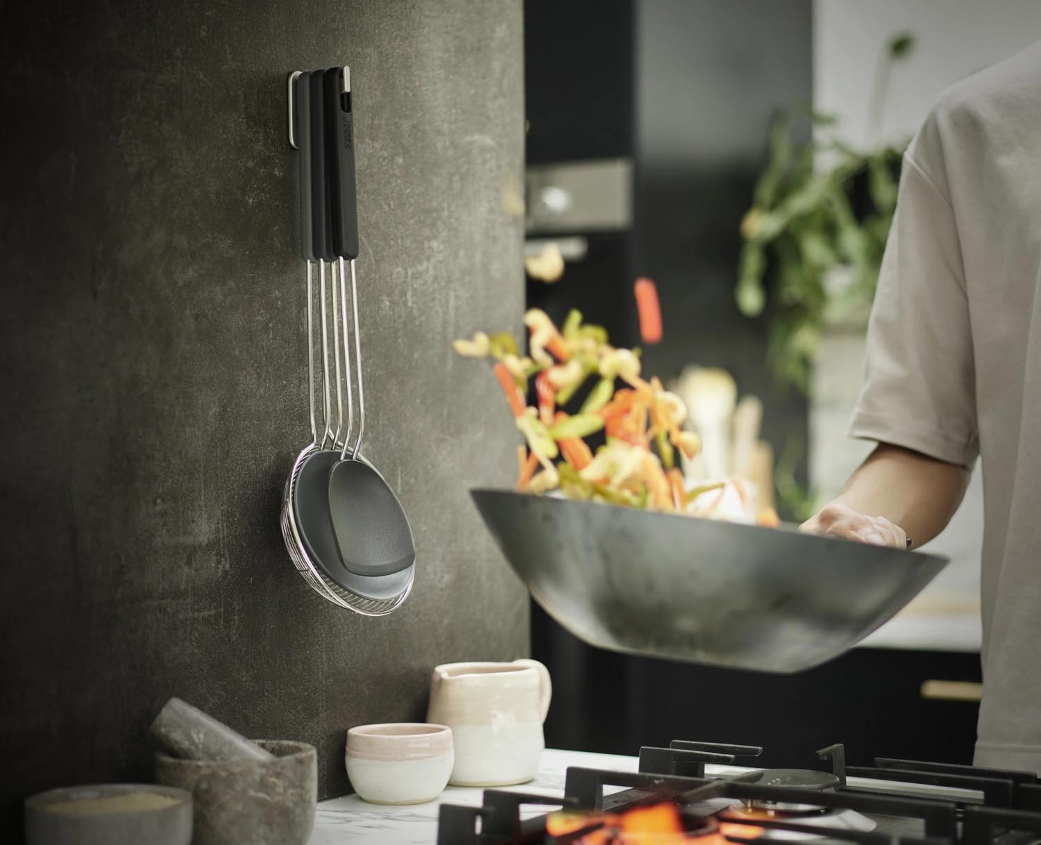 Platzsparendes 3er Wok-Set von Joseph Joseph, ideal für vielseitiges Kochen, stapelbar und modern gestaltet.