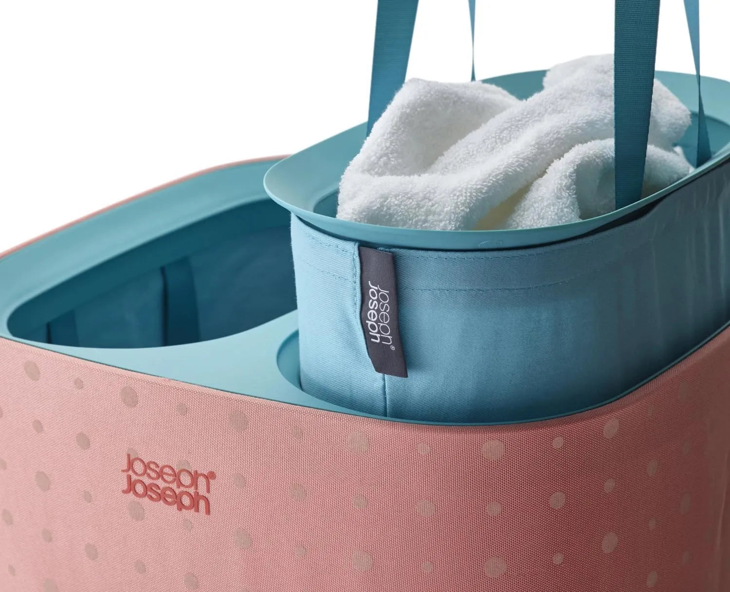 Der Tota Pop 60L Wäschekorb von Joseph Joseph in Koralle bietet zwei 30L Fächer für stilvolles und effizientes Wäschesortieren.