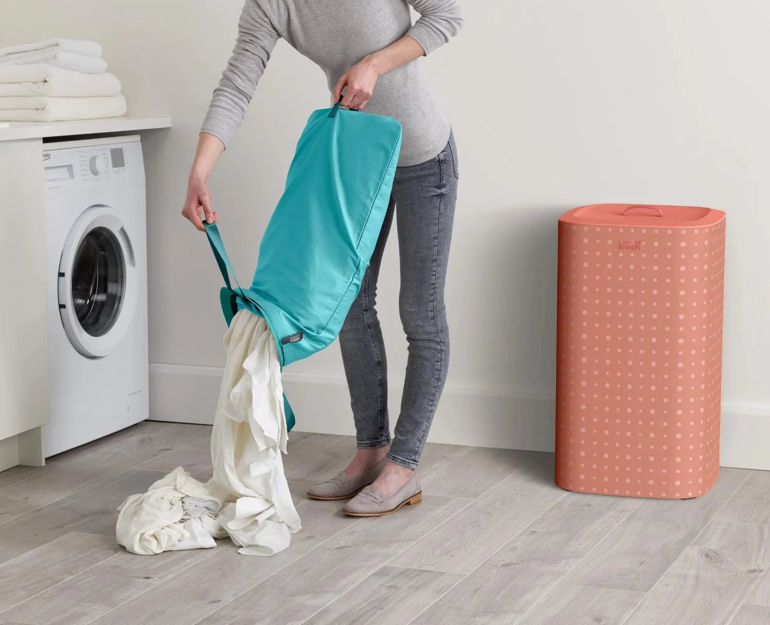 Der Tota Pop 60L Wäschekorb von Joseph Joseph in Koralle hat zwei 30L Fächer für praktisches und modernes Wäschesortieren.