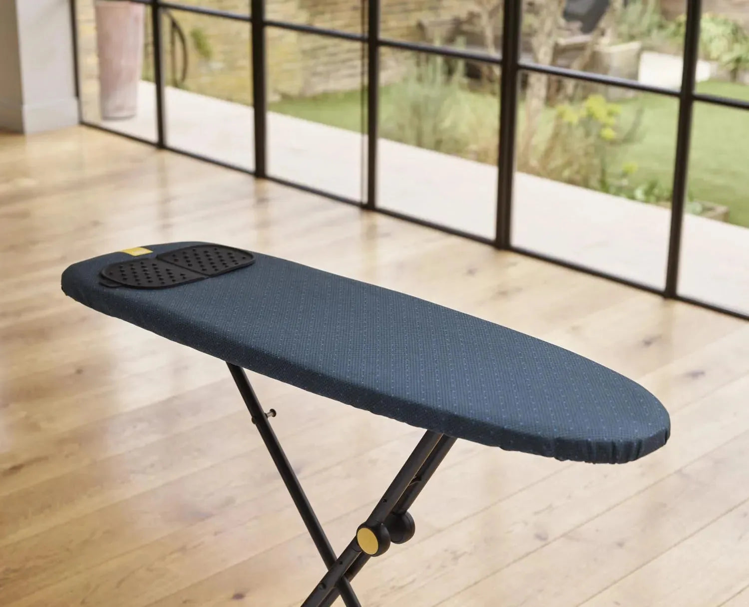Das Glide Compact Plus Bügelbrett von Joseph Joseph kombiniert Stil und Effizienz in Schwarz/Blau für komfortables Bügeln.