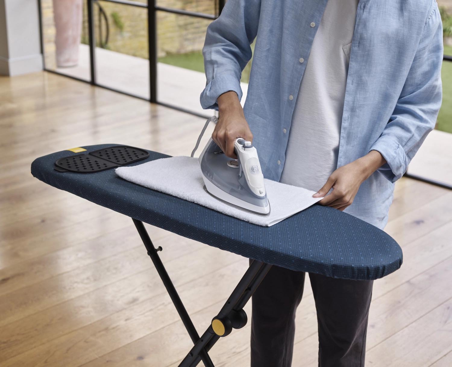 Das Glide Compact Plus Bügelbrett von Joseph Joseph bietet modernes Design und Funktionalität in Schwarz/Blau für müheloses Bügeln.