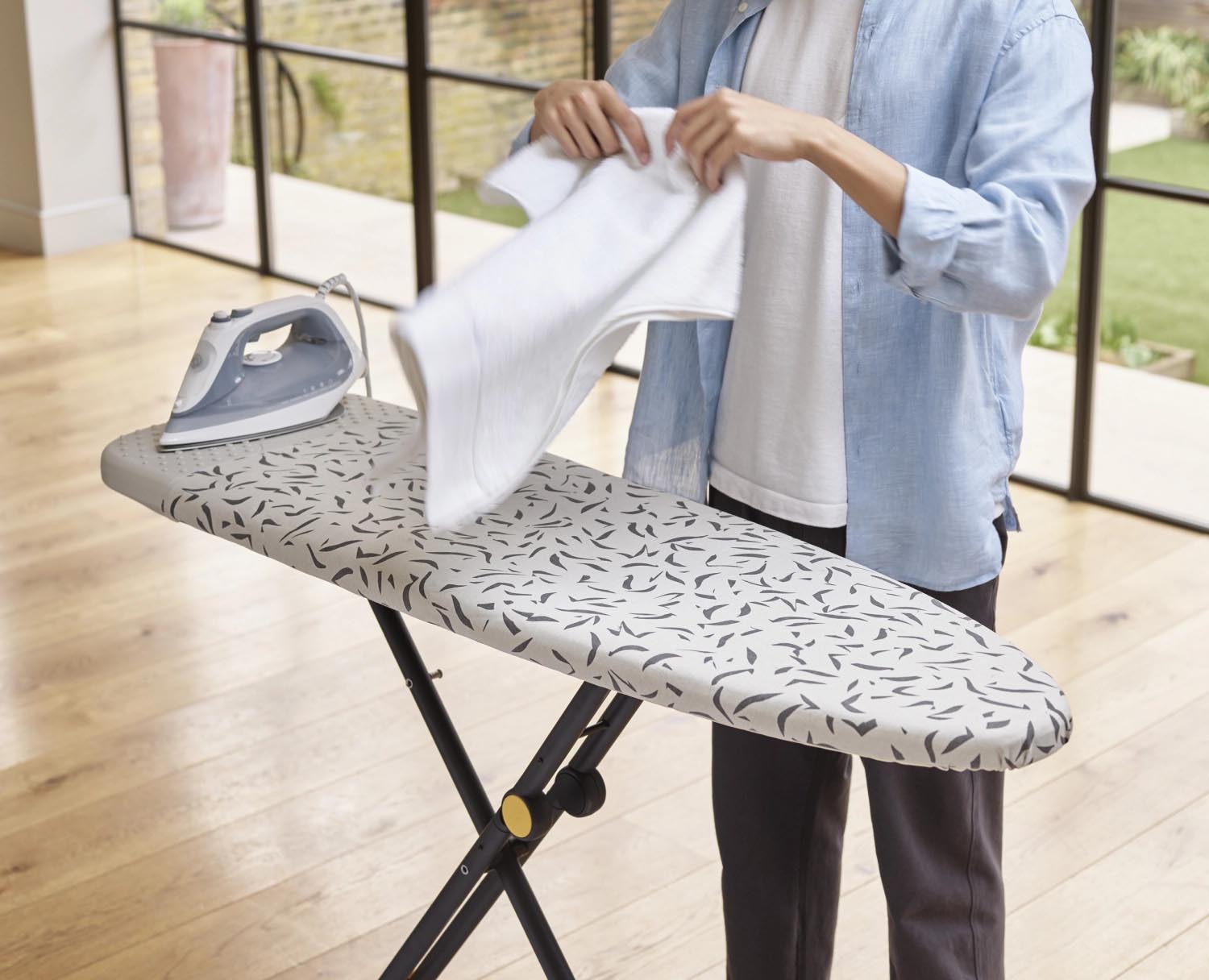 Das Glide Plus Bügelbrett von Joseph Joseph kombiniert stilvolles Design mit innovativen Funktionen für komfortables Bügeln.
