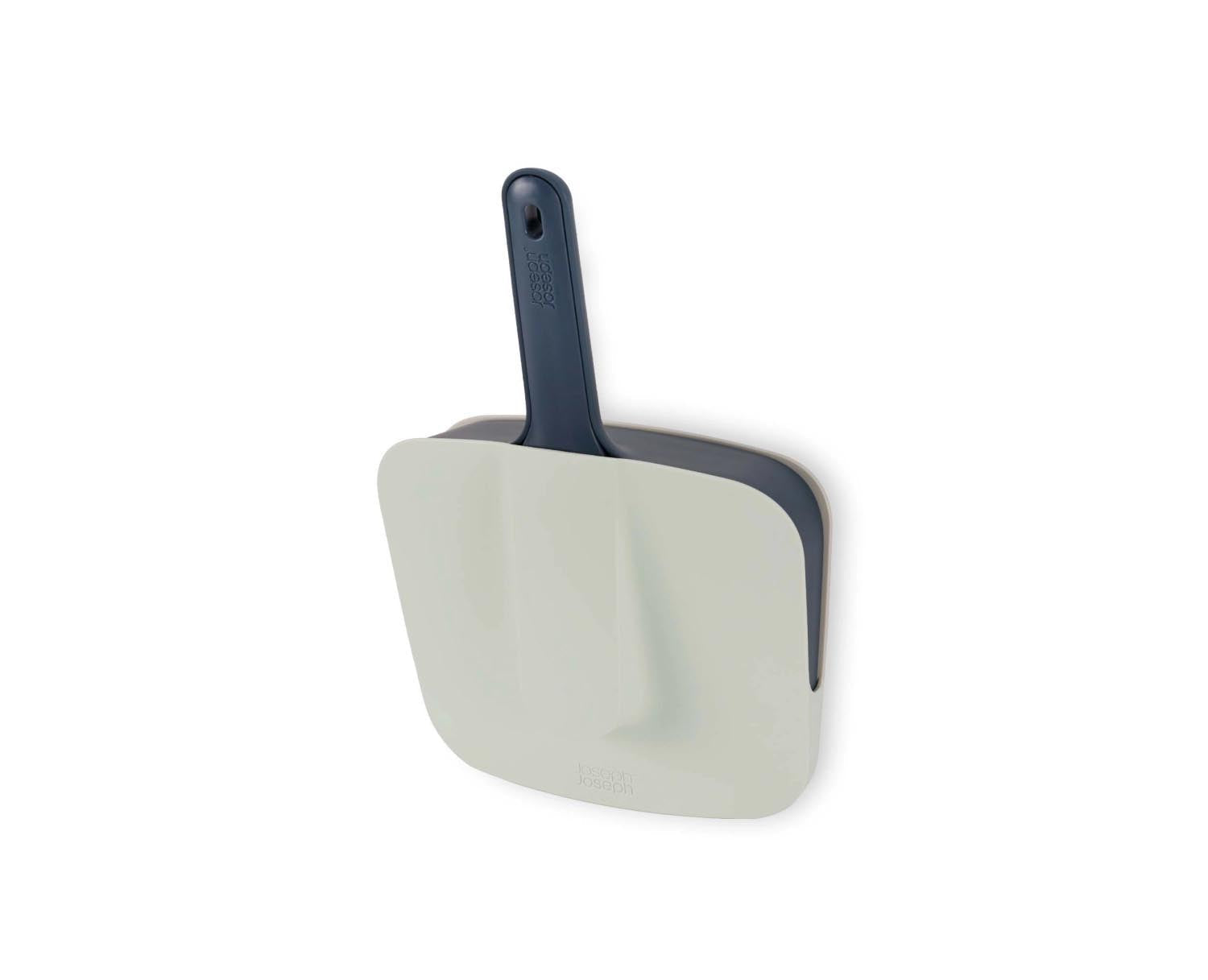 Praktisches Kehrschaufel-Set in Blau von Joseph Joseph, mit ergonomischem Design und integrierter Bürstenreinigung.