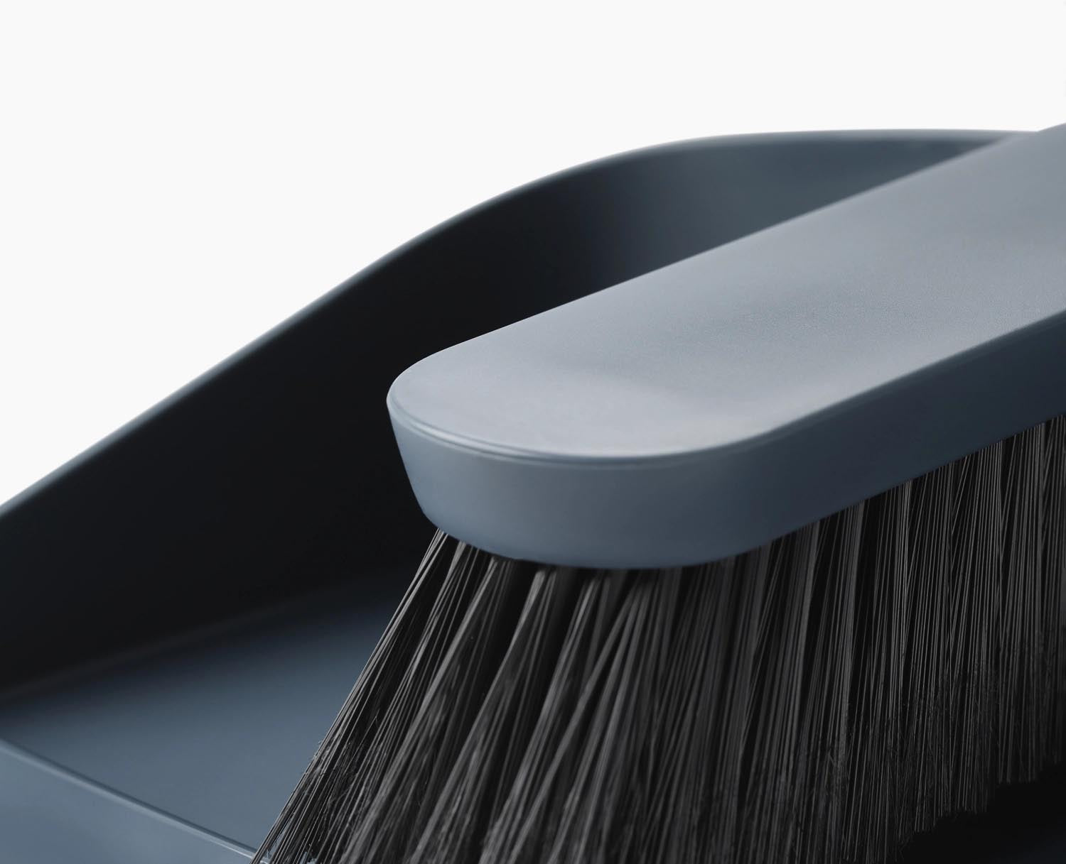 Effizientes Kehrschaufel-Set in Blau von Joseph Joseph, mit cleverem Design und praktischer Bürstenreinigungsfunktion.
