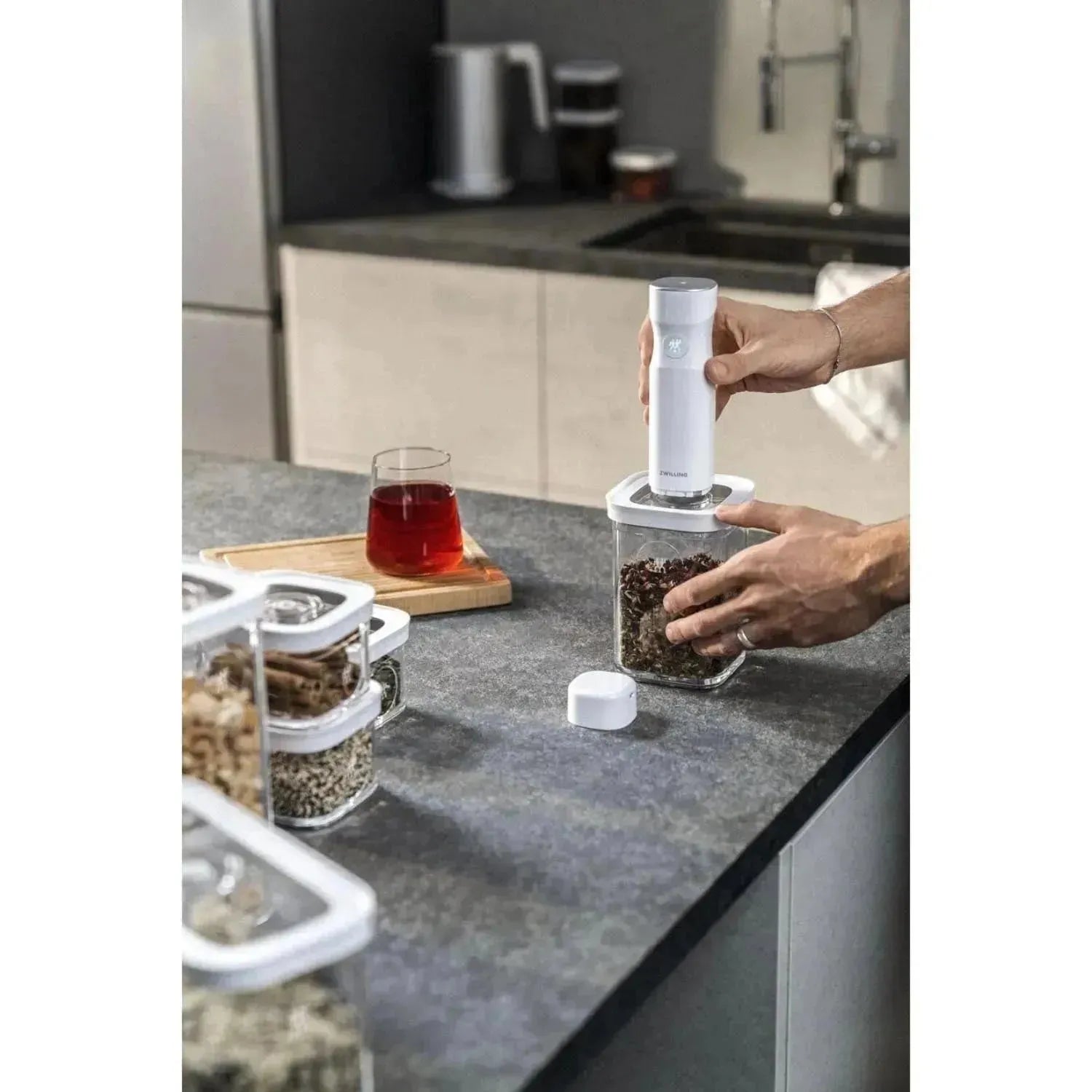 Zwilling Cube Box 2S, 825ml, transparent-weiß, 15.2x10.7x10.7cm, ideal für frische und platzsparende Lebensmittelaufbewahrung.