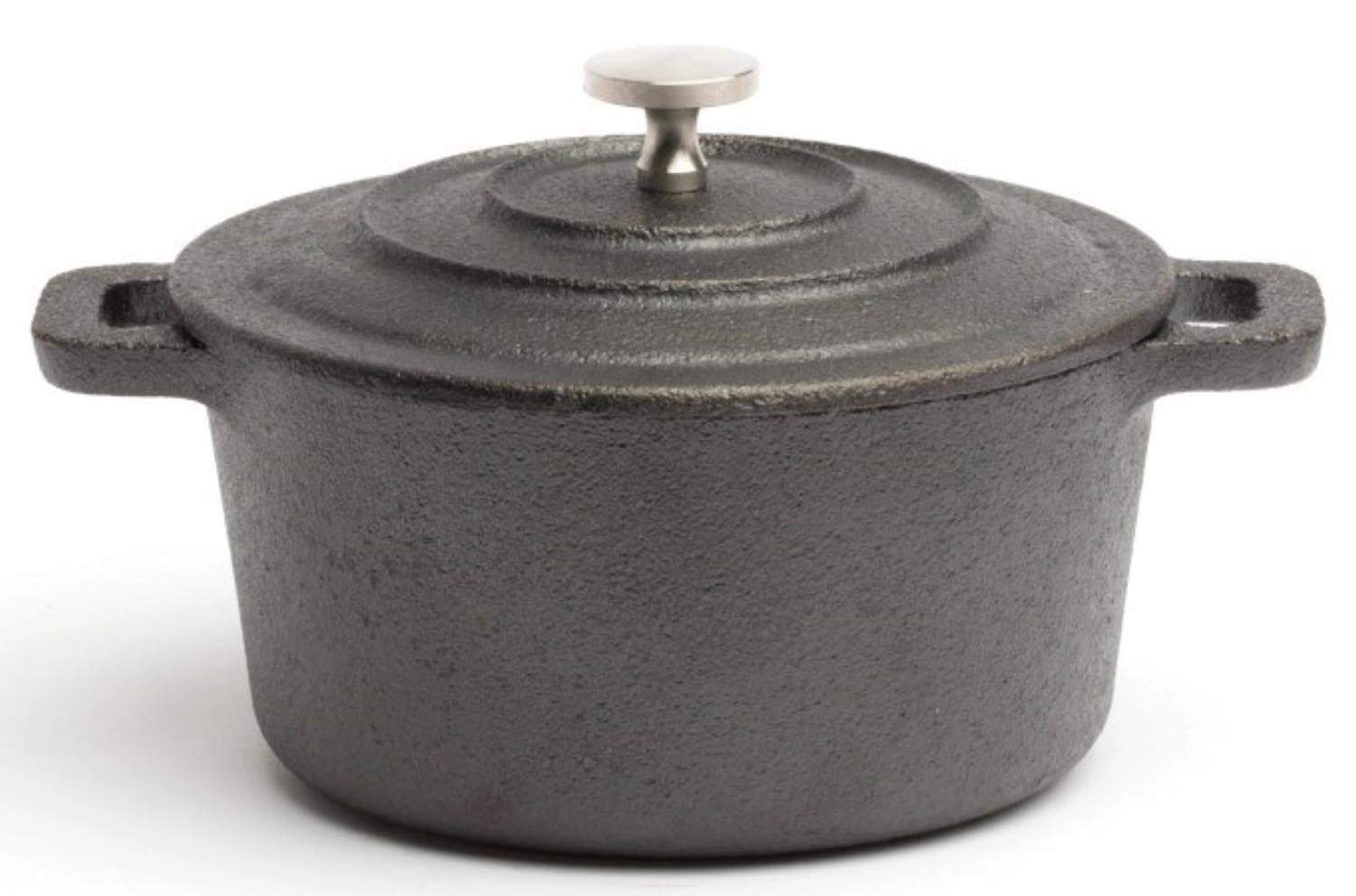 Kasserolle Mini Gusseisen rund D: 11cm H: 6cm in Schwarz präsentiert im Onlineshop von KAQTU Design AG. Topf ist von Comas