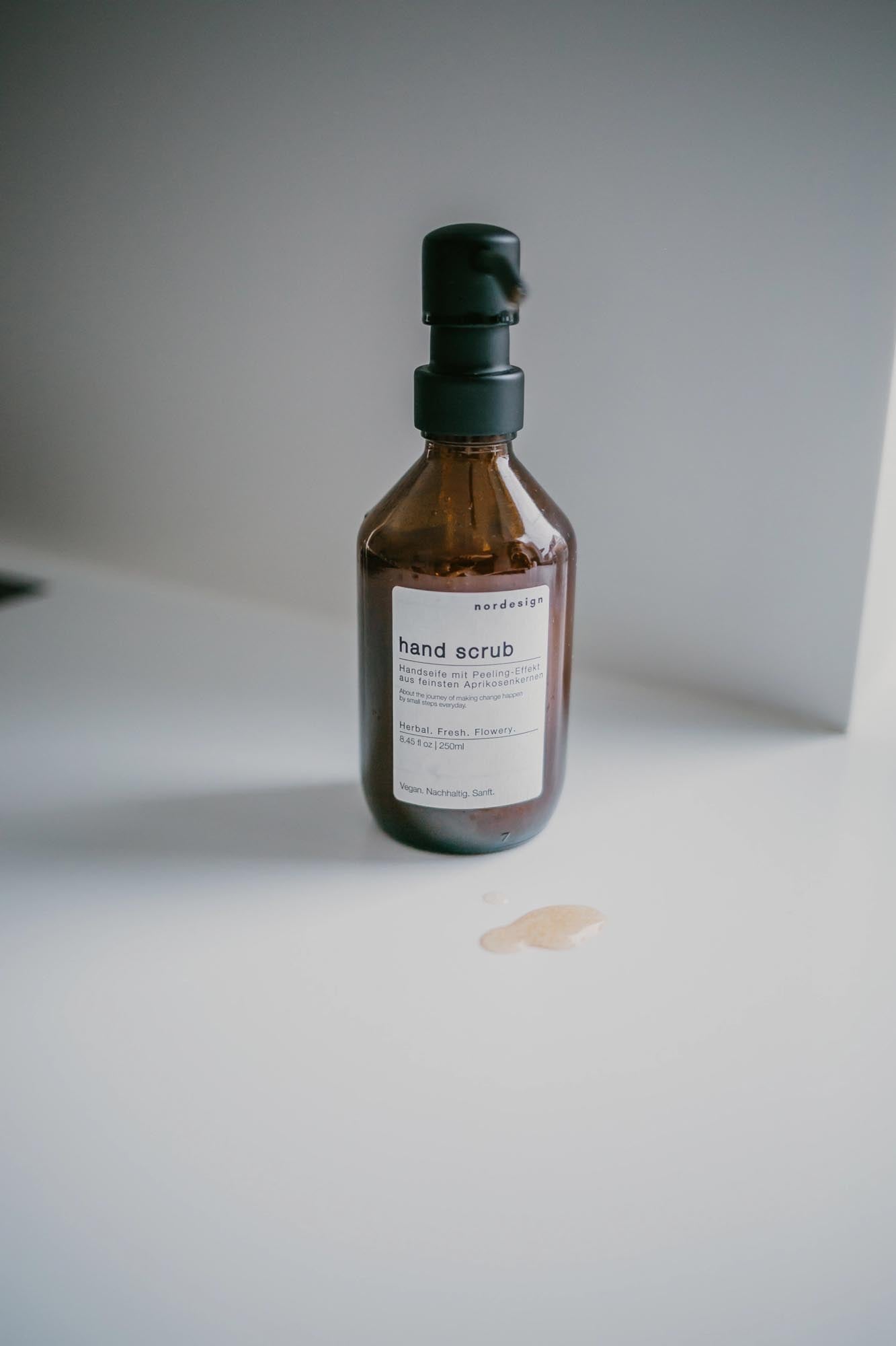 Hand Scrub Seife von Nordesign, 250ml, mit Kunststoffpumpe, sanfte Reinigung und Pflege, perfekt für die tägliche Handhygiene.