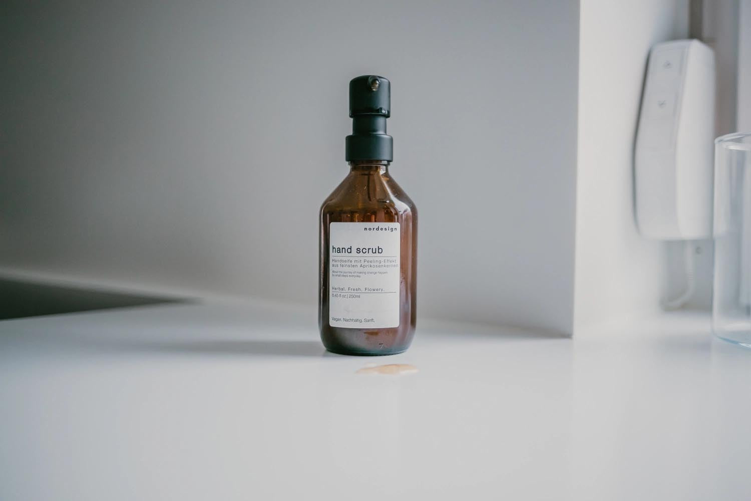 Hand Scrub Seife von Nordesign, 250ml, mit praktischer Kunststoffpumpe, reinigt sanft und pflegt die Hände, ideal für den Alltag.
