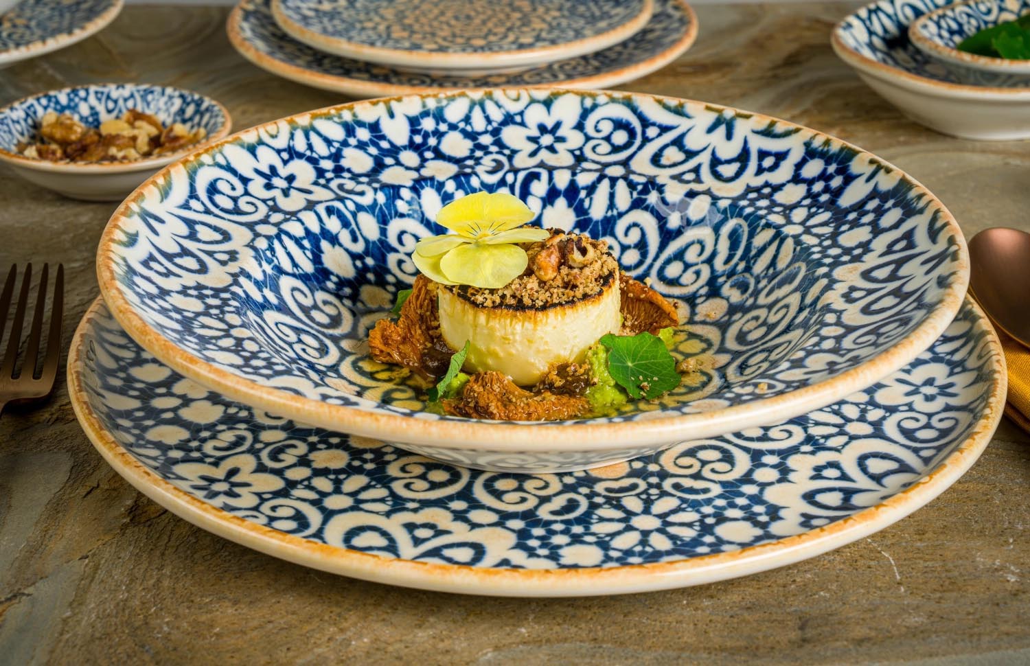 Die Alhambra Gourmet Schale von Bonna, 16 cm, 400 ml, vereint Eleganz und Funktionalität für stilvolles Servieren und Präsentieren.