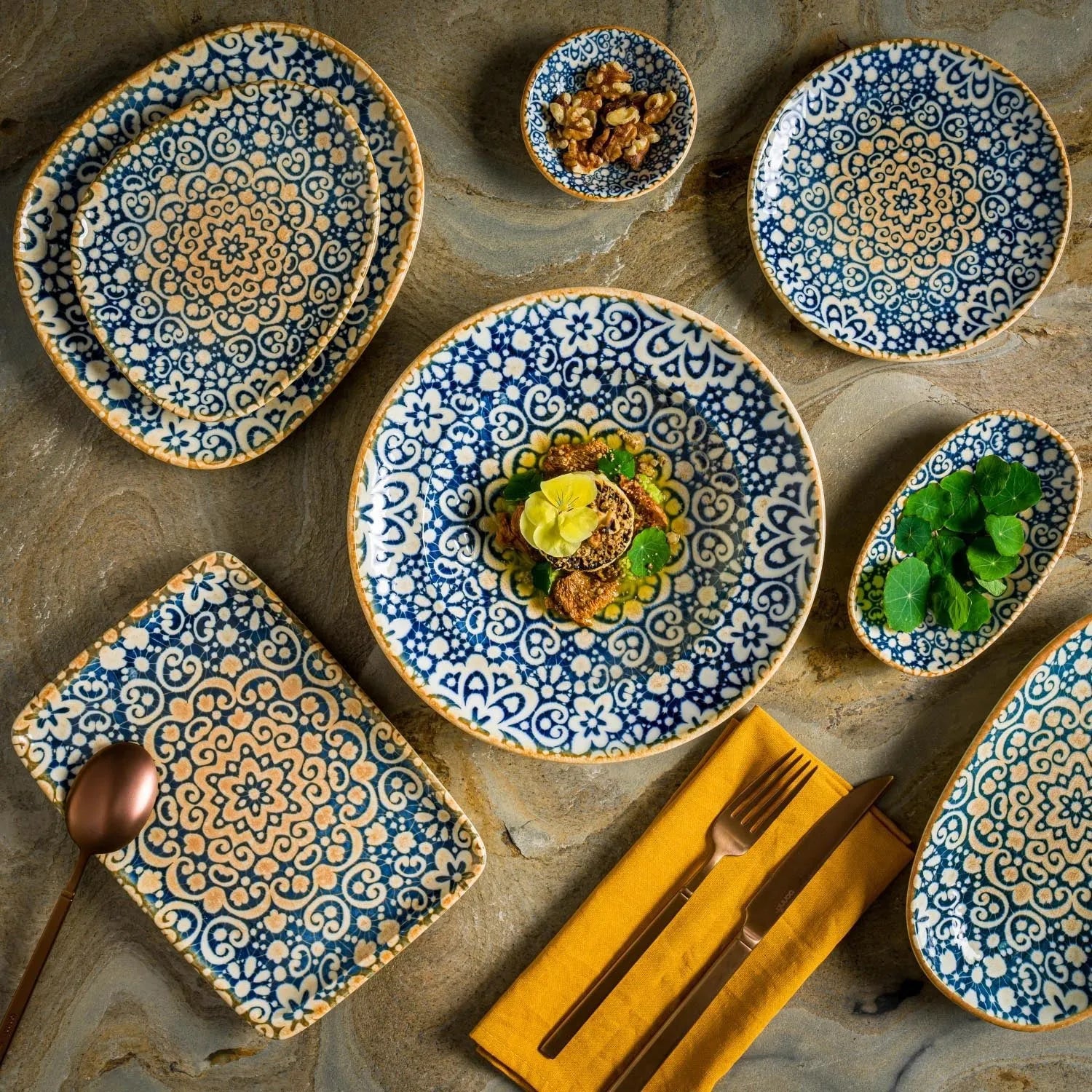 Eleganter flacher Gourmet-Teller, 25 cm, aus der Alhambra-Serie von Bonna, ideal für stilvolles Servieren.