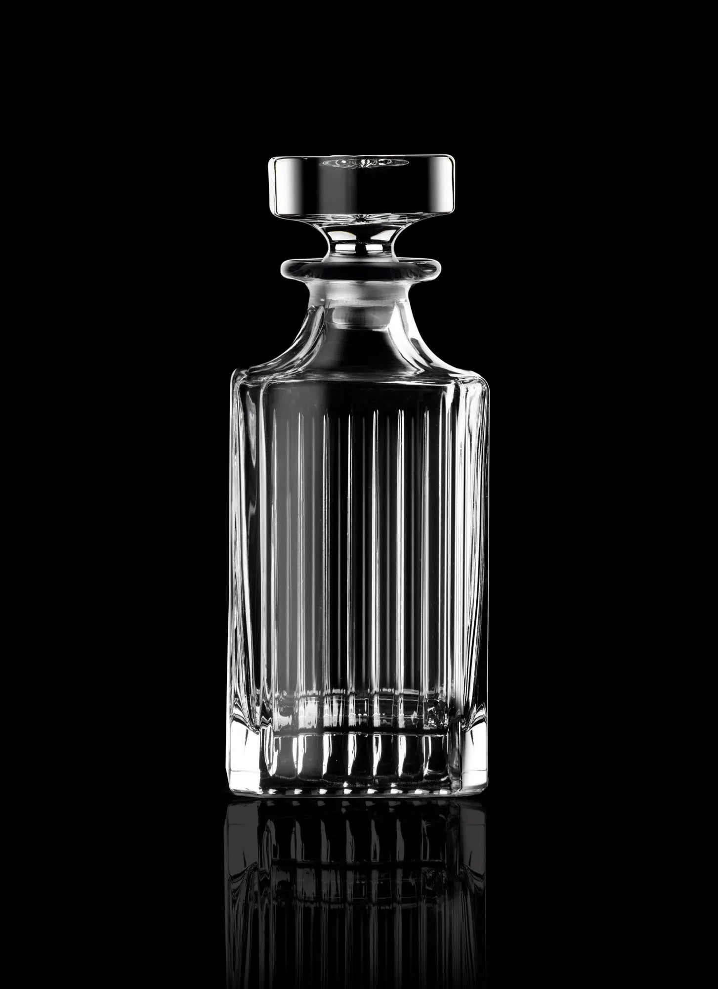 Elegante Timeless Whiskyflasche von RCR, 18.9 cm hoch, 0.75 l Fassungsvermögen, ideal für stilvollen Genuss und Präsentation.