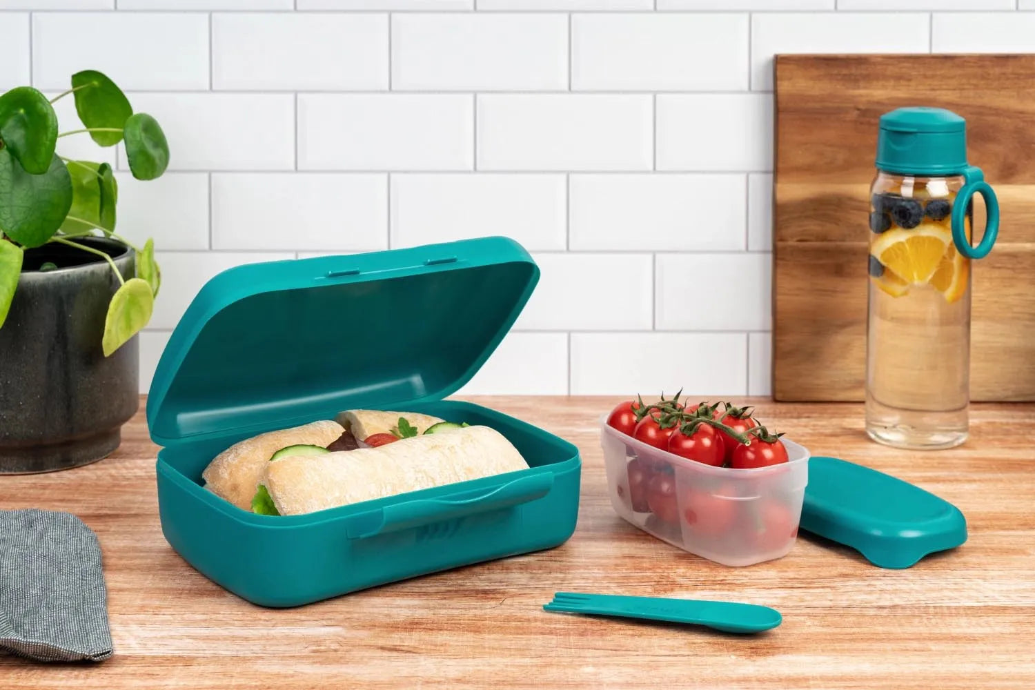Stilvolle Salatbox in Dunkelgrün mit Göffel, perfekt für Brunch oder unterwegs. Maße: 210x156x71mm. Praktisch, robust und elegant.