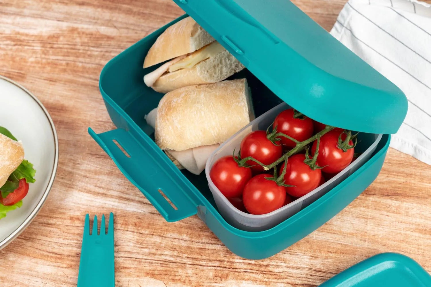 Elegante Salatbox in Dunkelgrün mit Göffel, ideal für Brunch oder unterwegs. Maße: 210x156x71mm. Praktisch, stilvoll und langlebig.