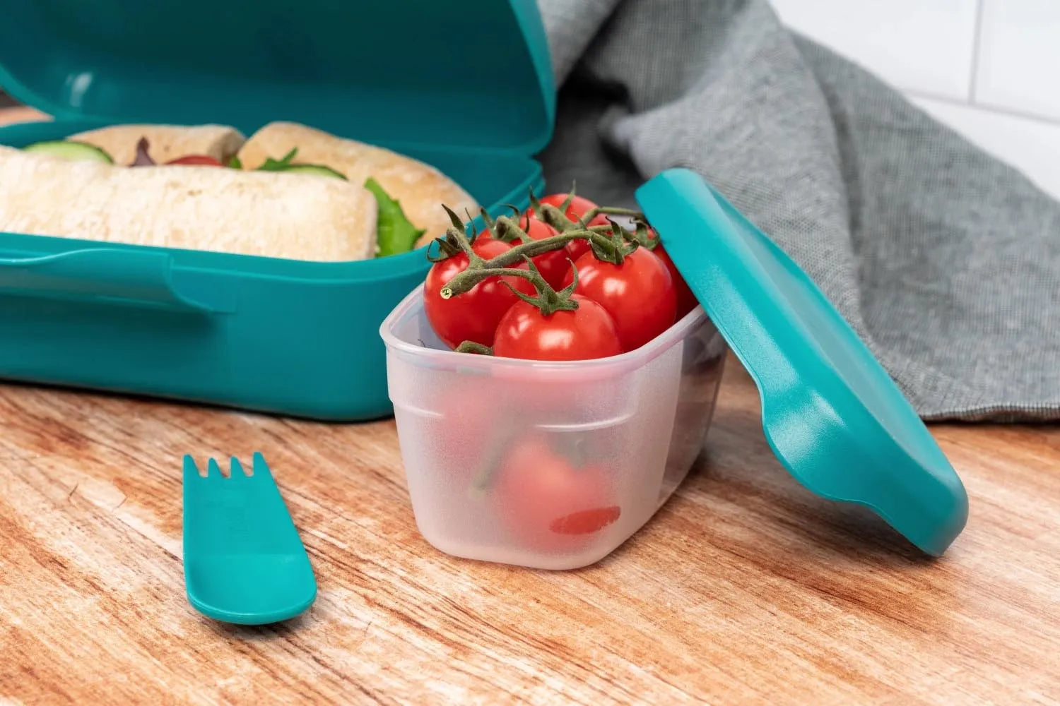 Stilvolle dunkelgrüne Salatbox mit Göffel, perfekt für Brunch oder unterwegs. Maße: 210x156x71mm. Praktisch, robust und elegant.