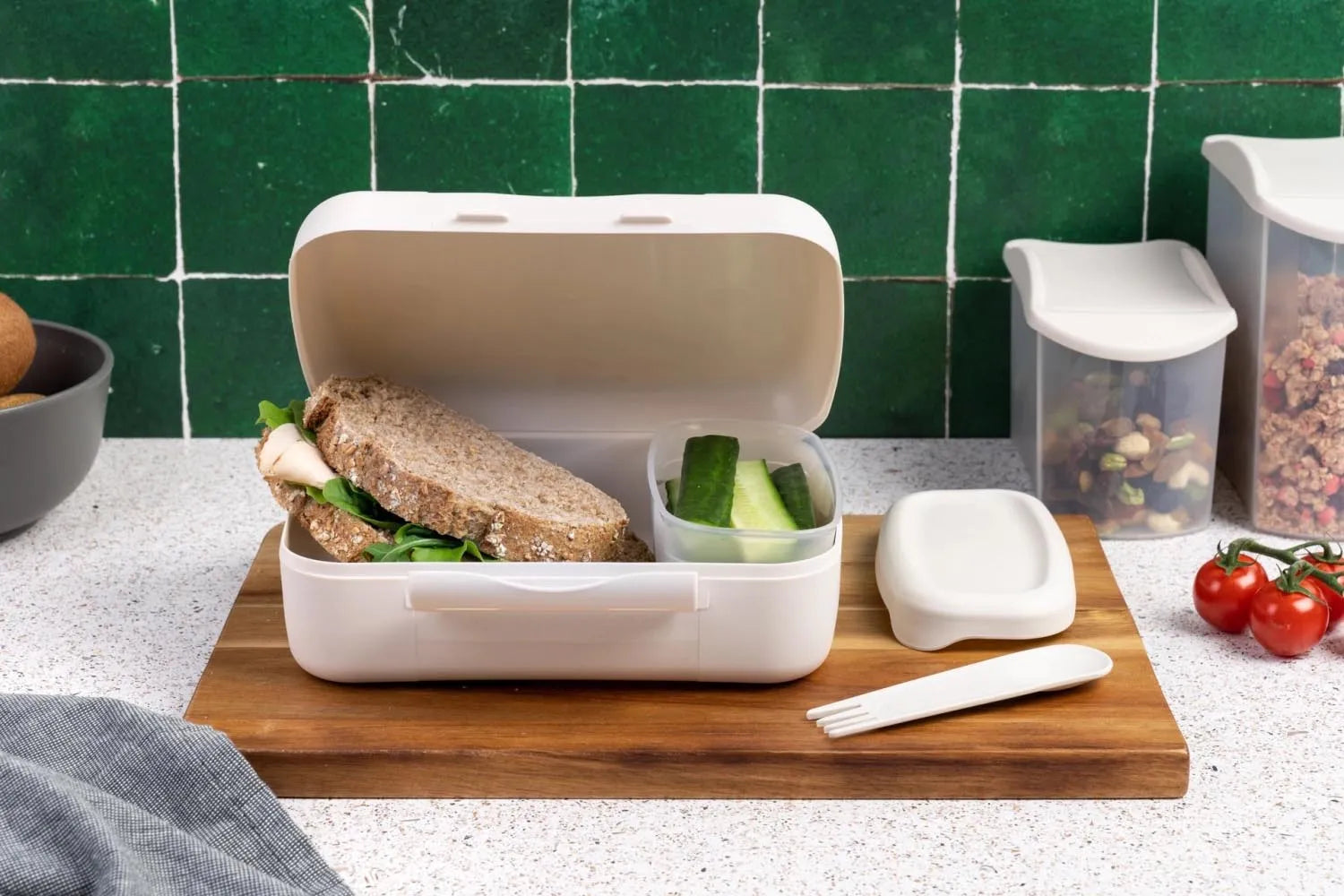 Stilvolle Salatbox von Amuse in Beige, 210x156x71mm, mit Göffel. Ideal für Brunch oder unterwegs. Praktisch, elegant und umweltfreundlich.