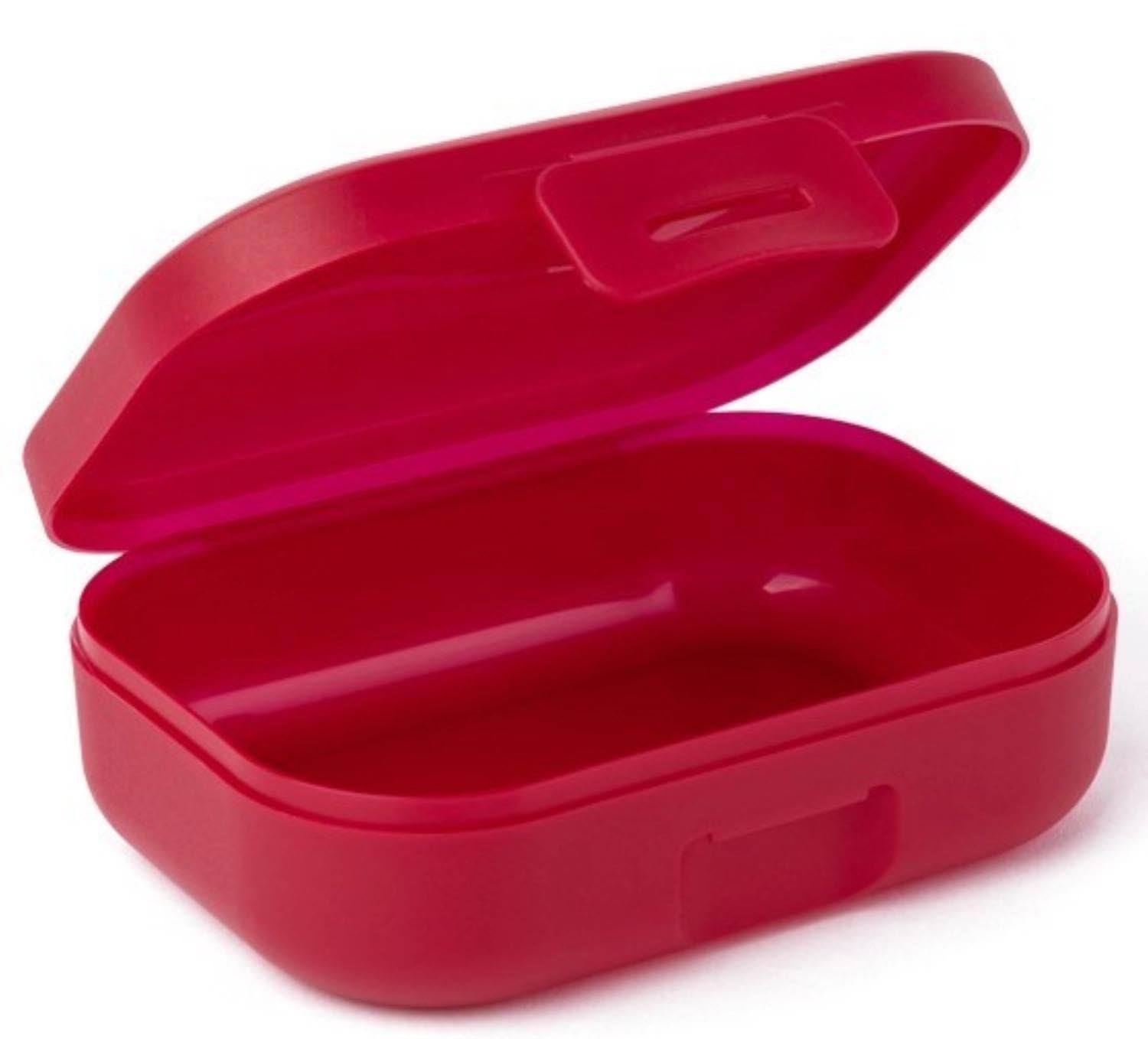 Kompakte AMUSE BASIC Snackbox RUBY, ideal für Snacks unterwegs. Praktisch, robust und stilvoll in 109x80x37 mm Größe.
