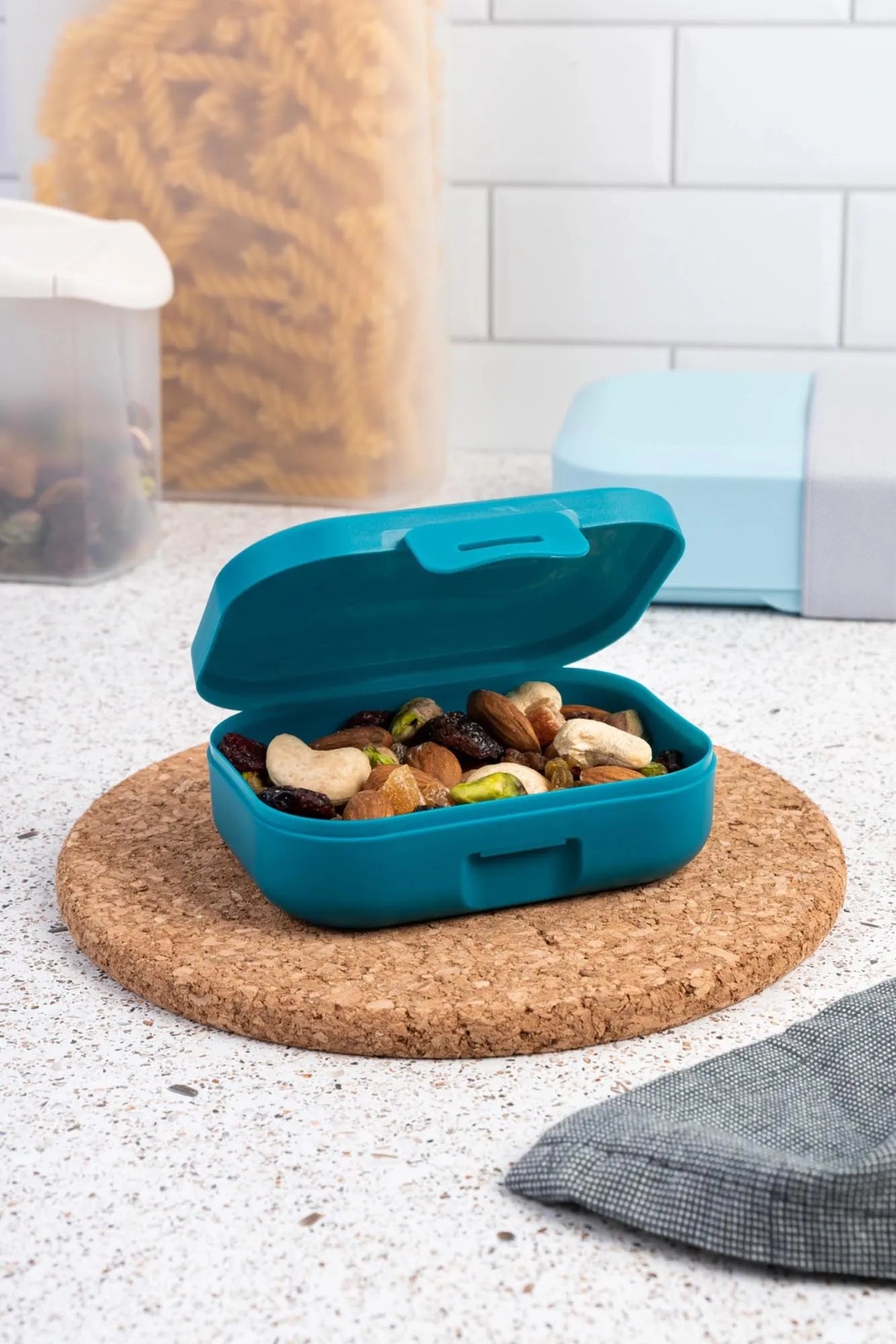 Kleine Snackbox in Deep Sea Green, ideal für unterwegs. Praktisch, kompakt und perfekt für kleine Snacks und Beilagen.