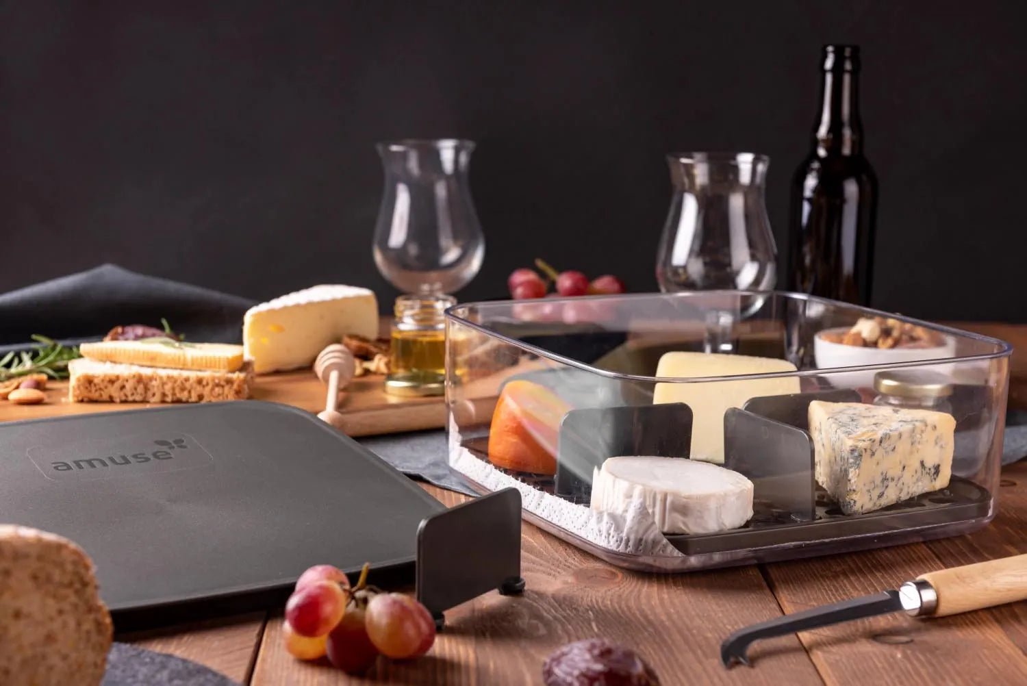 Stilvolles graues Käsebrett von Amuse, perfekt für Spezialkäse, Maße: 241x241x96mm, ideal für elegante Präsentationen.