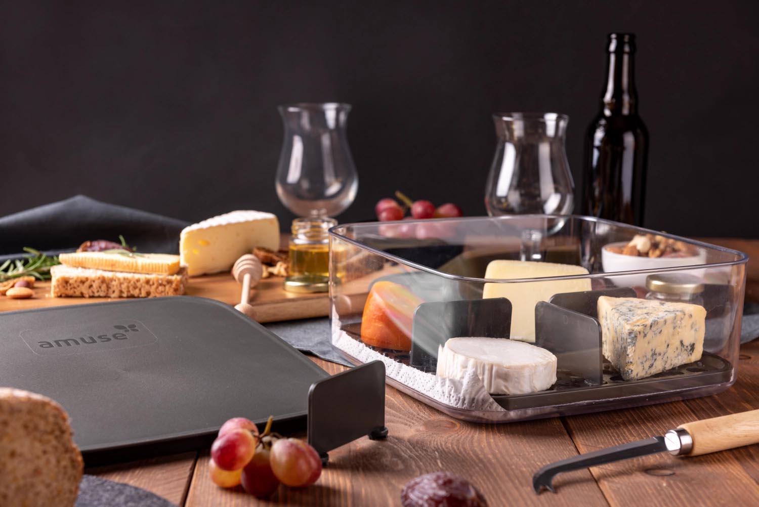 Stilvolles graues Käsebrett von Amuse, perfekt für Spezialkäse, Maße: 241x241x96mm, ideal für elegante Präsentationen.
