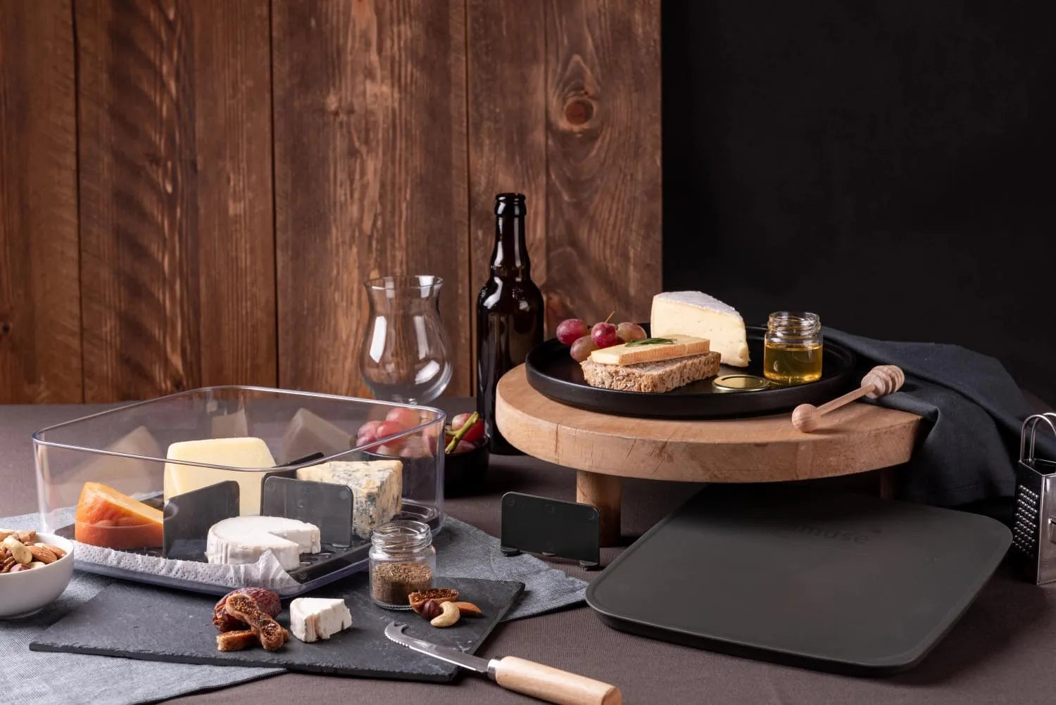 Stilvolles graues Käsebrett von Amuse, Maße 241x241x96mm, ideal für die Präsentation von Spezialkäse und Delikatessen.