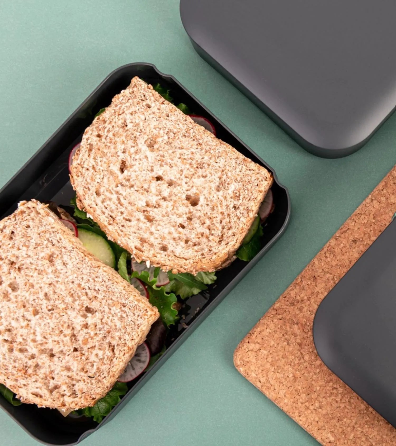 Die Amuse Plus Zero Waste Lunchbox in Grau ist ideal für umweltbewusste Mahlzeiten unterwegs, stilvoll und nachhaltig designt.
