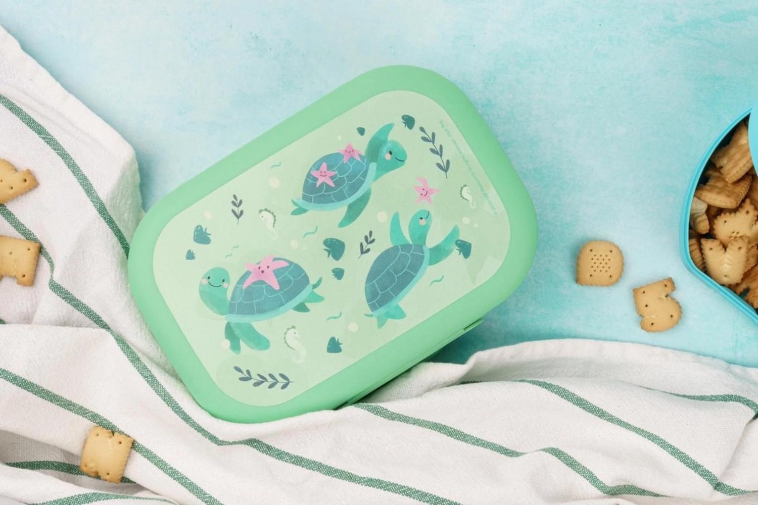 Hellgrüne Sealife Lunchbox mit Schildkrötenmotiv, 180x132x50 mm, ideal für Snacks und Kinder, praktisch für unterwegs.