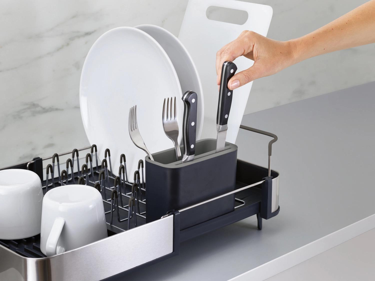 Praktisches Abwasch-Set mit Edelstahl-Abtropfgestell und Seifenspender, ideal für eine saubere und moderne Kücheneinrichtung.