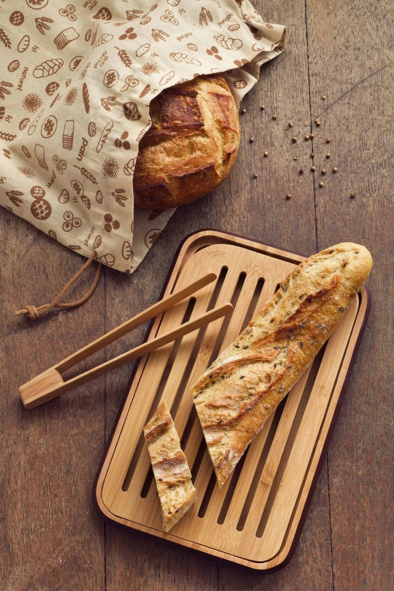 Praktisches 3er Set von Pebbly: Brotbrett, Toastzange und Brotbeutel. Ideal für Brotaufbewahrung, Servieren und Küchenstil.