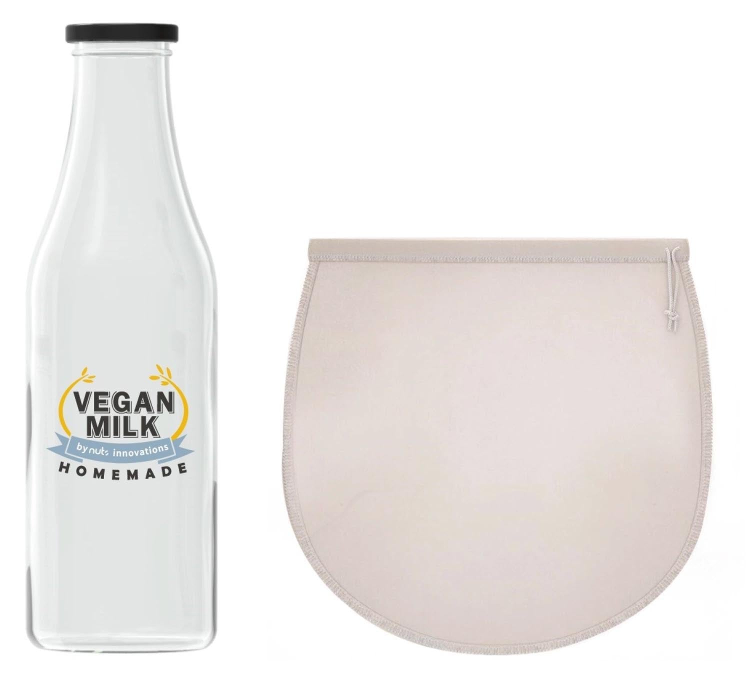 2er Set Nussmilchbeutel, Flasche 900ml in Weiss präsentiert im Onlineshop von KAQTU Design AG. Aufbewahrungsbehälter ist von Nuts Innovations