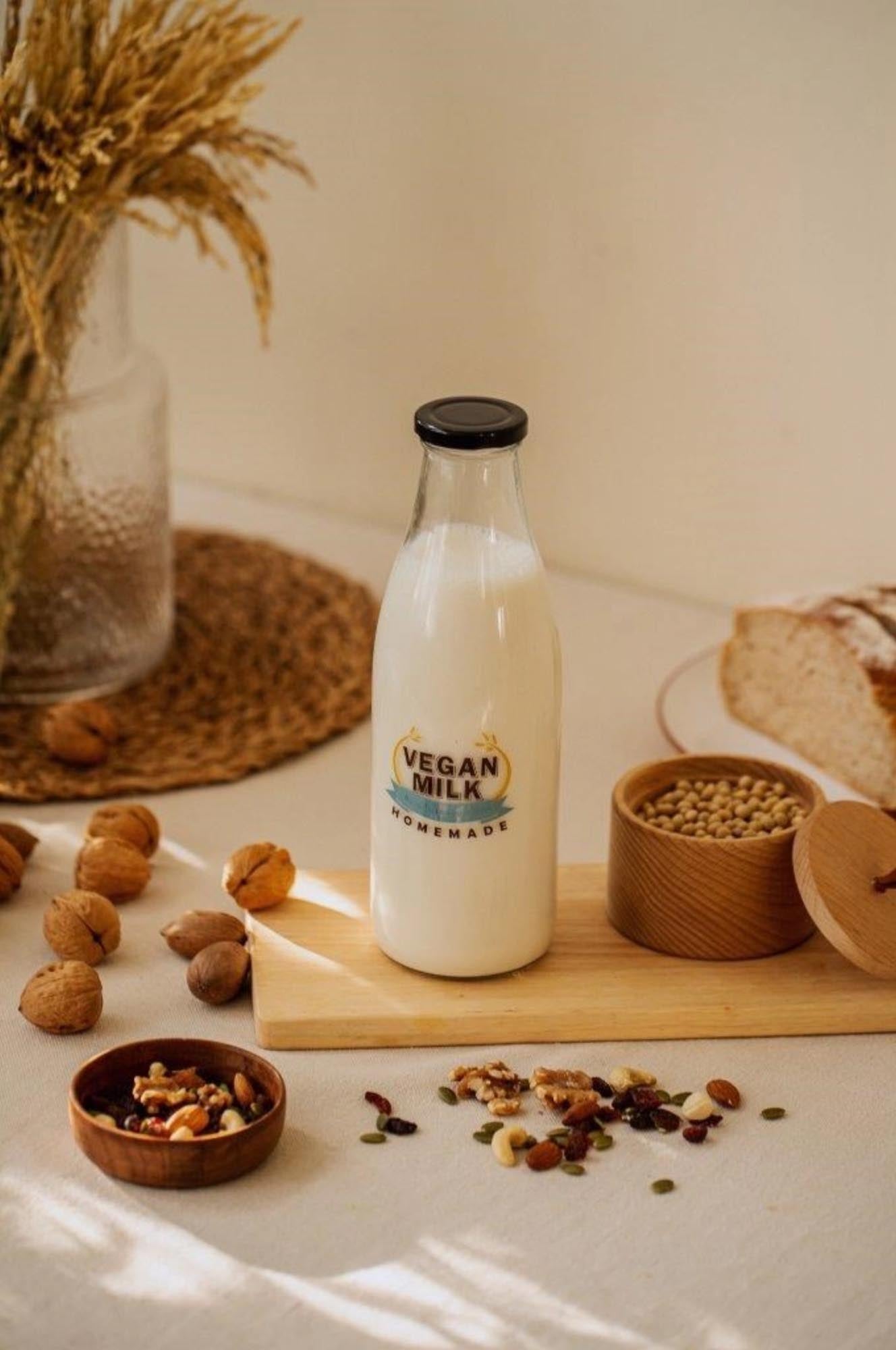 Set mit 2 Nussmilchbeuteln und 900ml Flasche von Nuts Innovations, perfekt für selbstgemachte pflanzliche Milchalternativen.