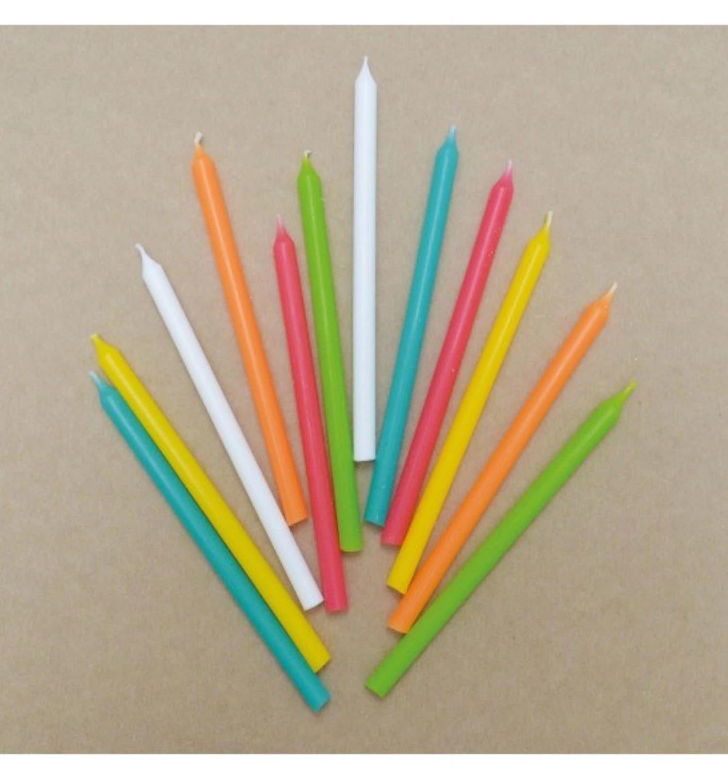 Ein farbenfrohes 12er Set langer Kerzen (12 cm) von Scrap Cooking, ideal für Feiern, erhältlich bei Migros Do It.